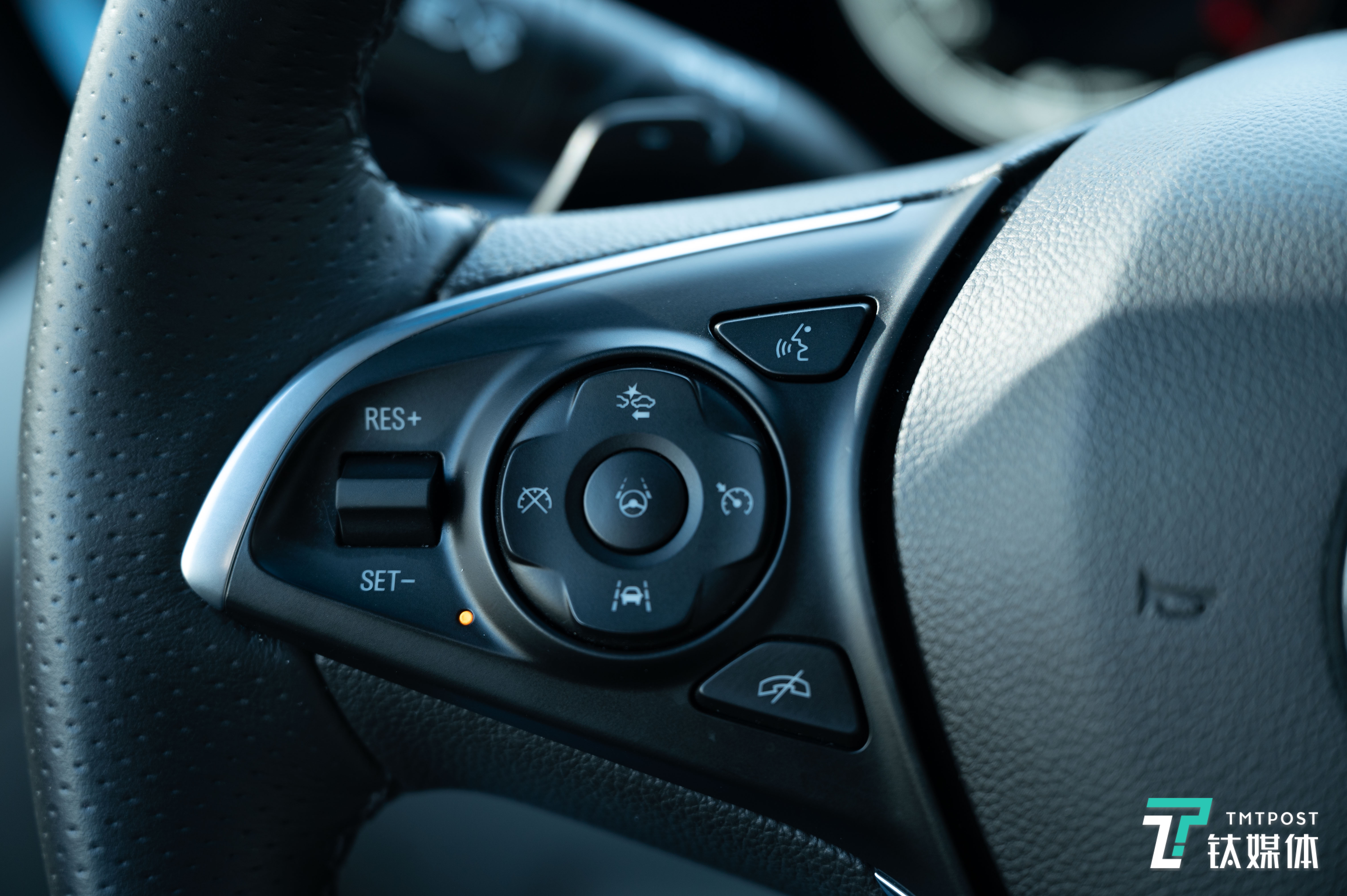 语音按键位于方向盘