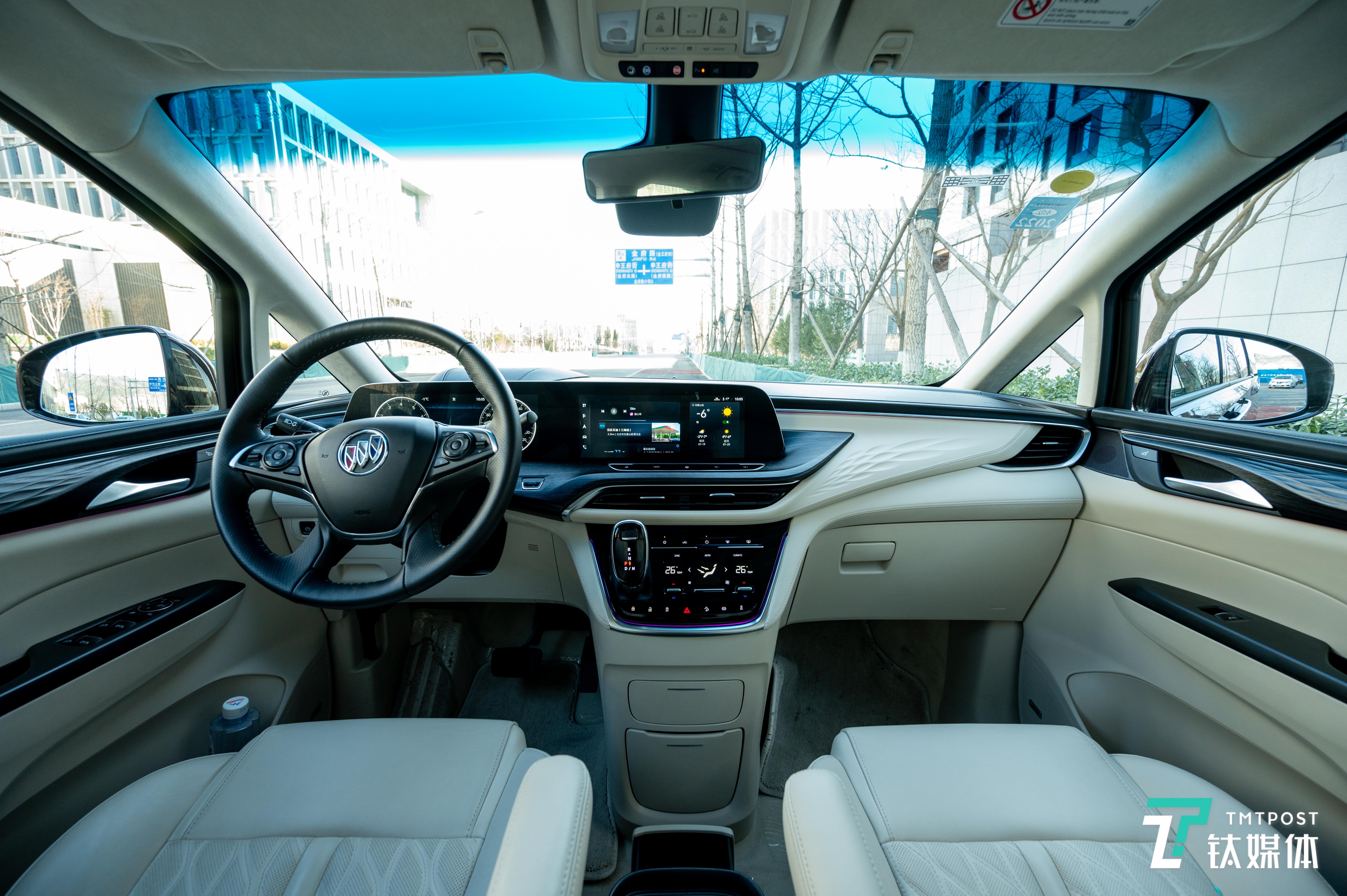 可以看到大面积的液晶显示屏应用