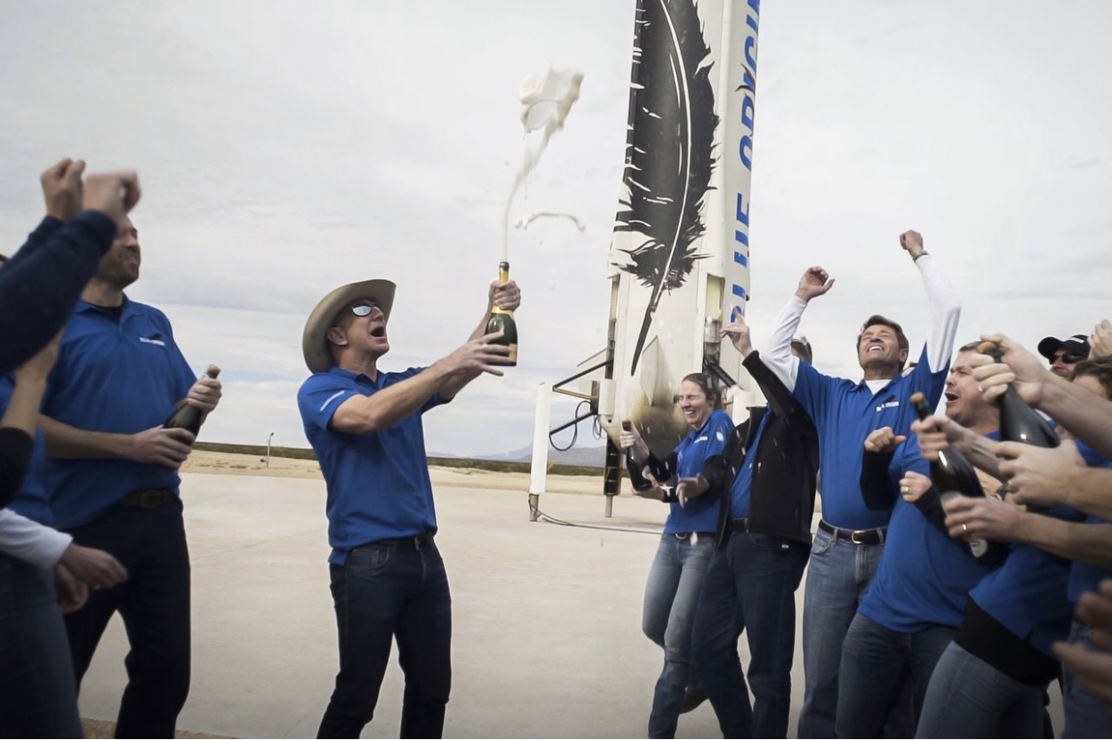 2015年贝索斯庆祝蓝色起源火箭发射成功，来源：Zuma Press
