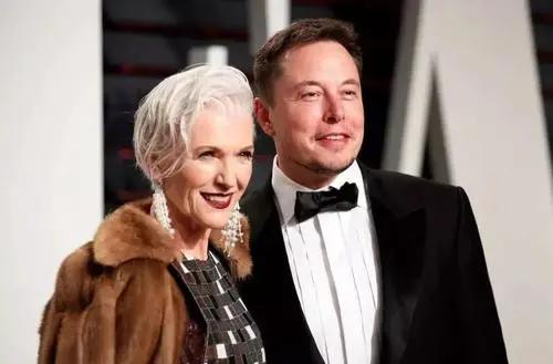 梅耶&middot;马斯克（左）