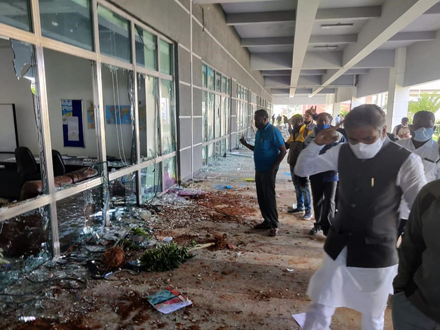 图为抗议事发后，印度议员、警方等相关人士到场视察损害情况