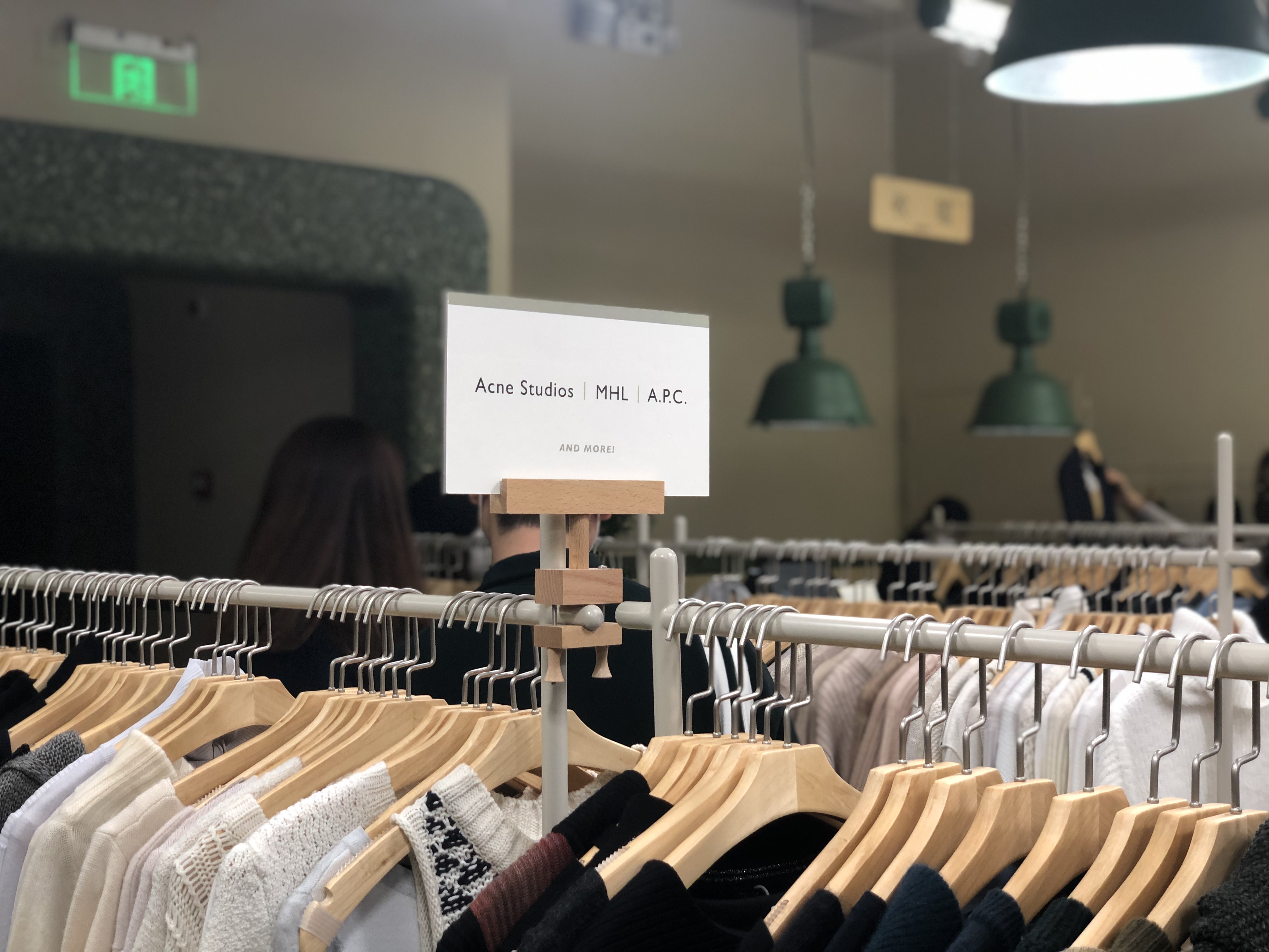 多抓鱼循环商店服装区，摄影：赫婧