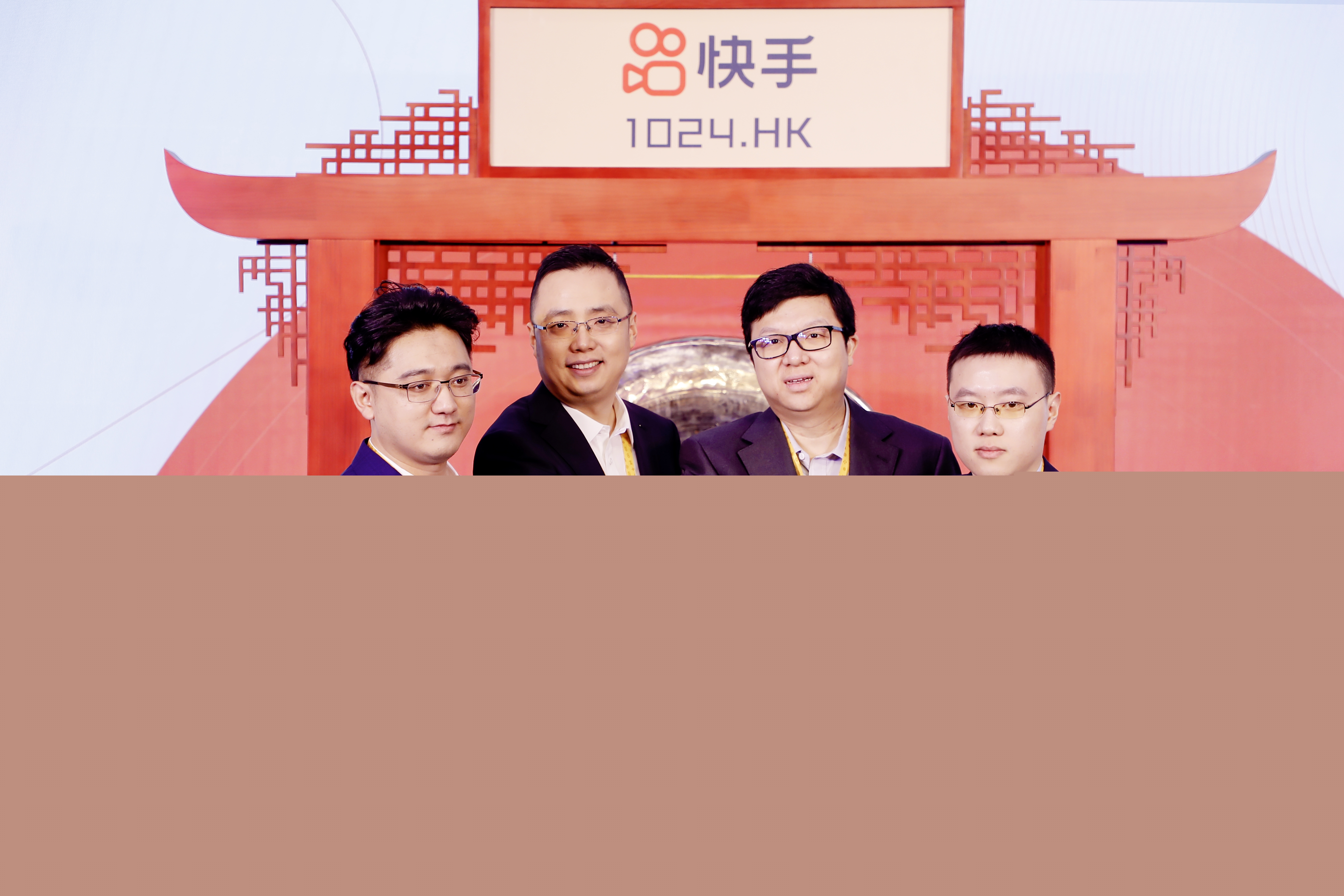 上市当日，快手创始团队合影，从左至右：快手联合创始人杨远熙，联合创始人、执行董事兼首席产品官程一笑，联合创始人、执行董事兼首席执行官宿华，联合创始人银鑫