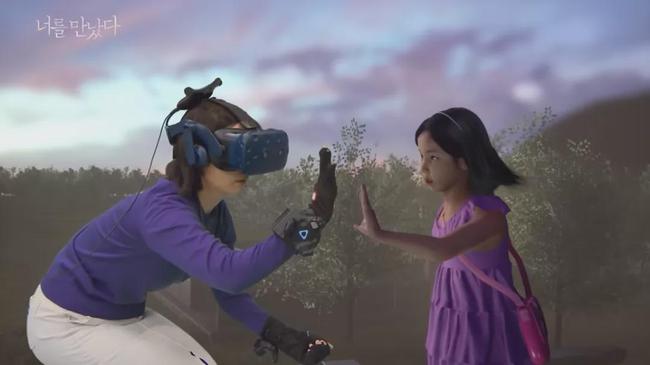 图 | VR 让一位韩国妈妈与去世女儿相见（来源：YouTube 截图）