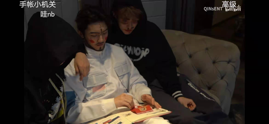 图为月亮的爱豆翻阅她的手账part