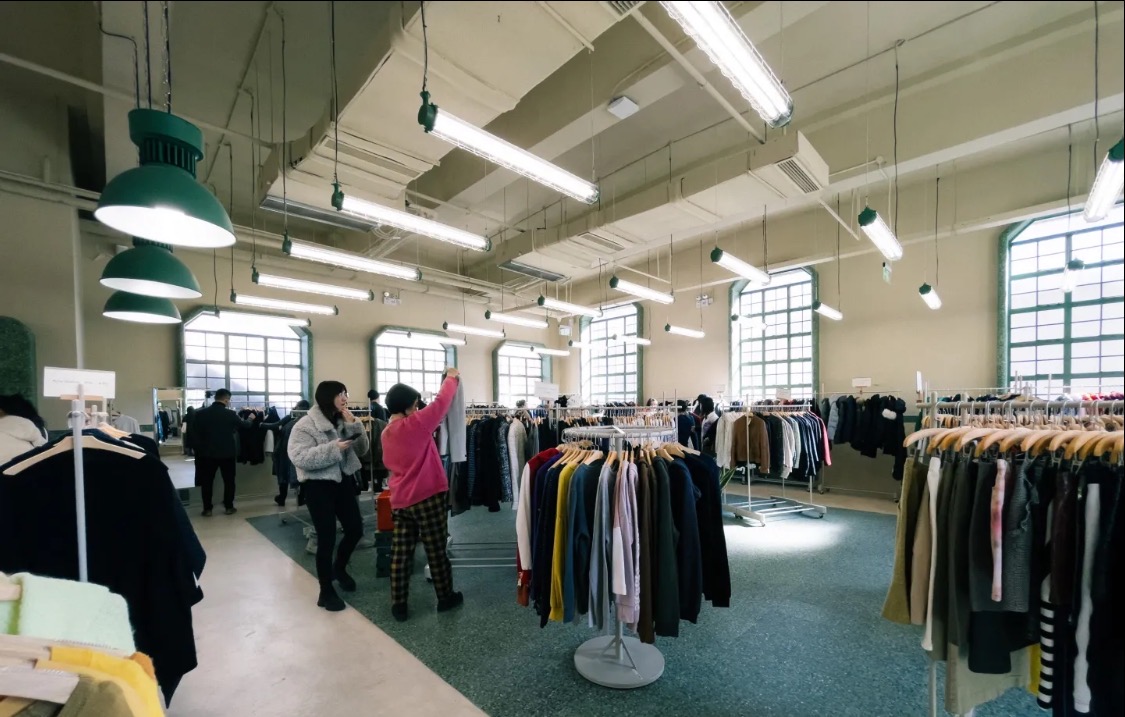 （在店内选购衣服的年轻人，图片来源：大众点评）