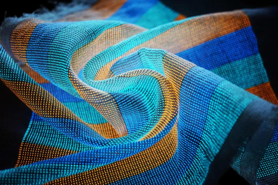 复旦大学团队发明超级电子织物，织出的“布料”能当显示器