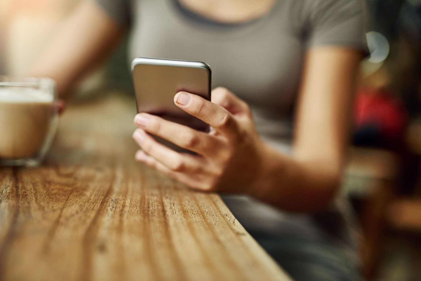 高端手机新江湖，谁能杀出重围