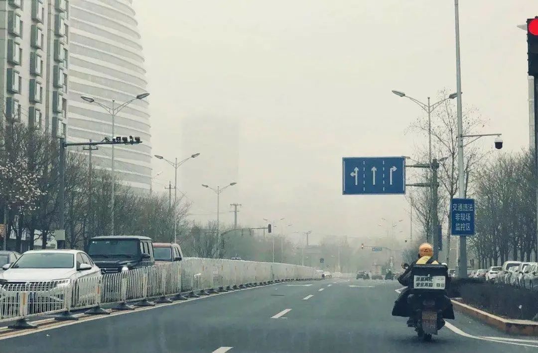 外卖员穿梭在沙尘暴中