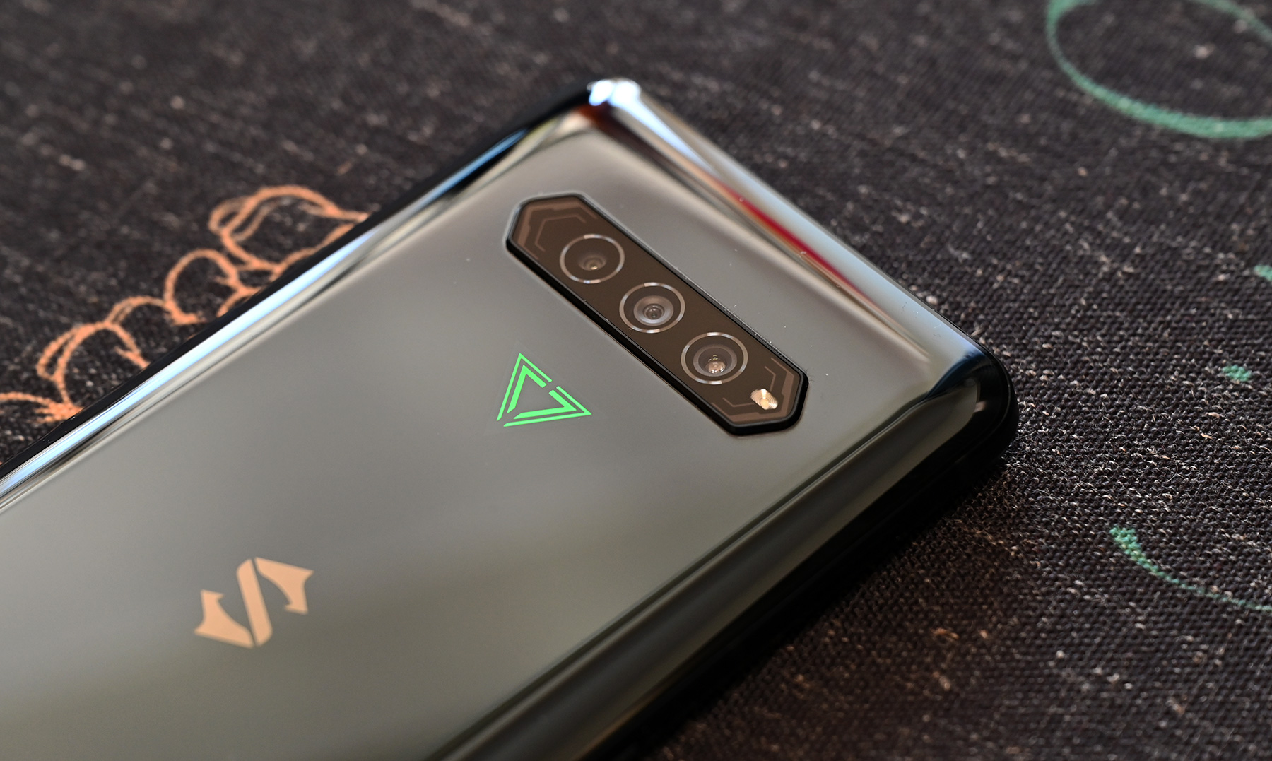 搭载磁动力升降肩键，黑鲨4 Pro游戏手机体验 | 钛极客