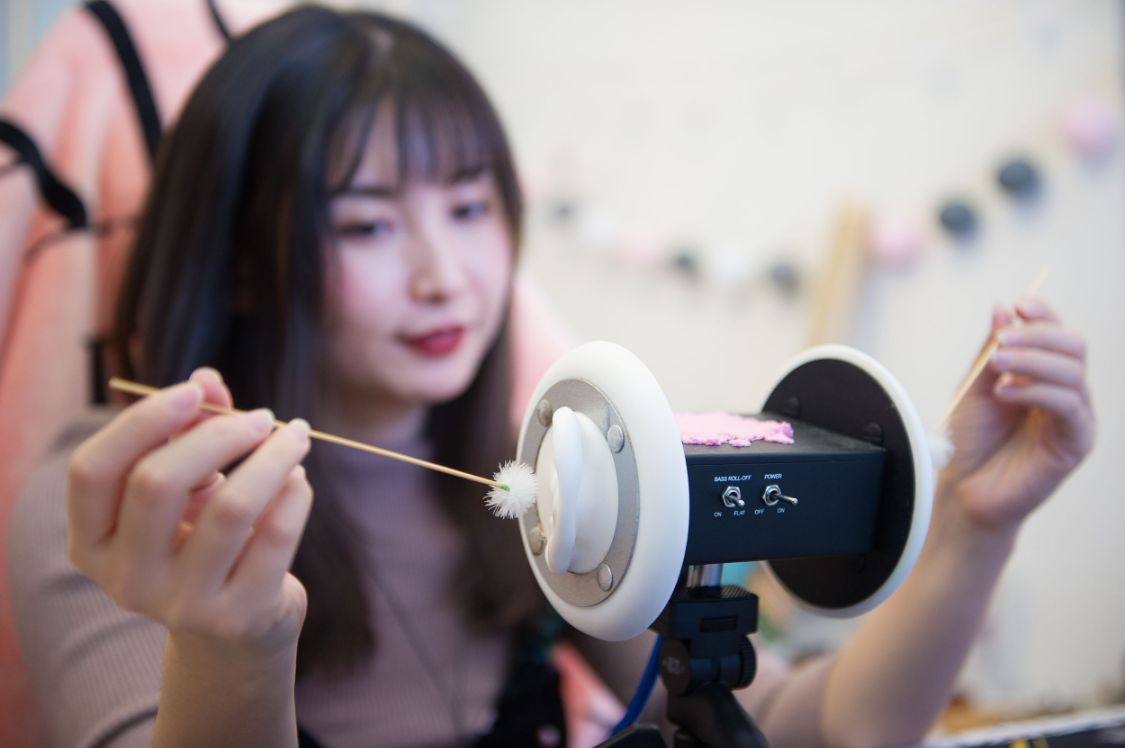 睡不着的年轻人，与难逃软色情的“哄睡师”