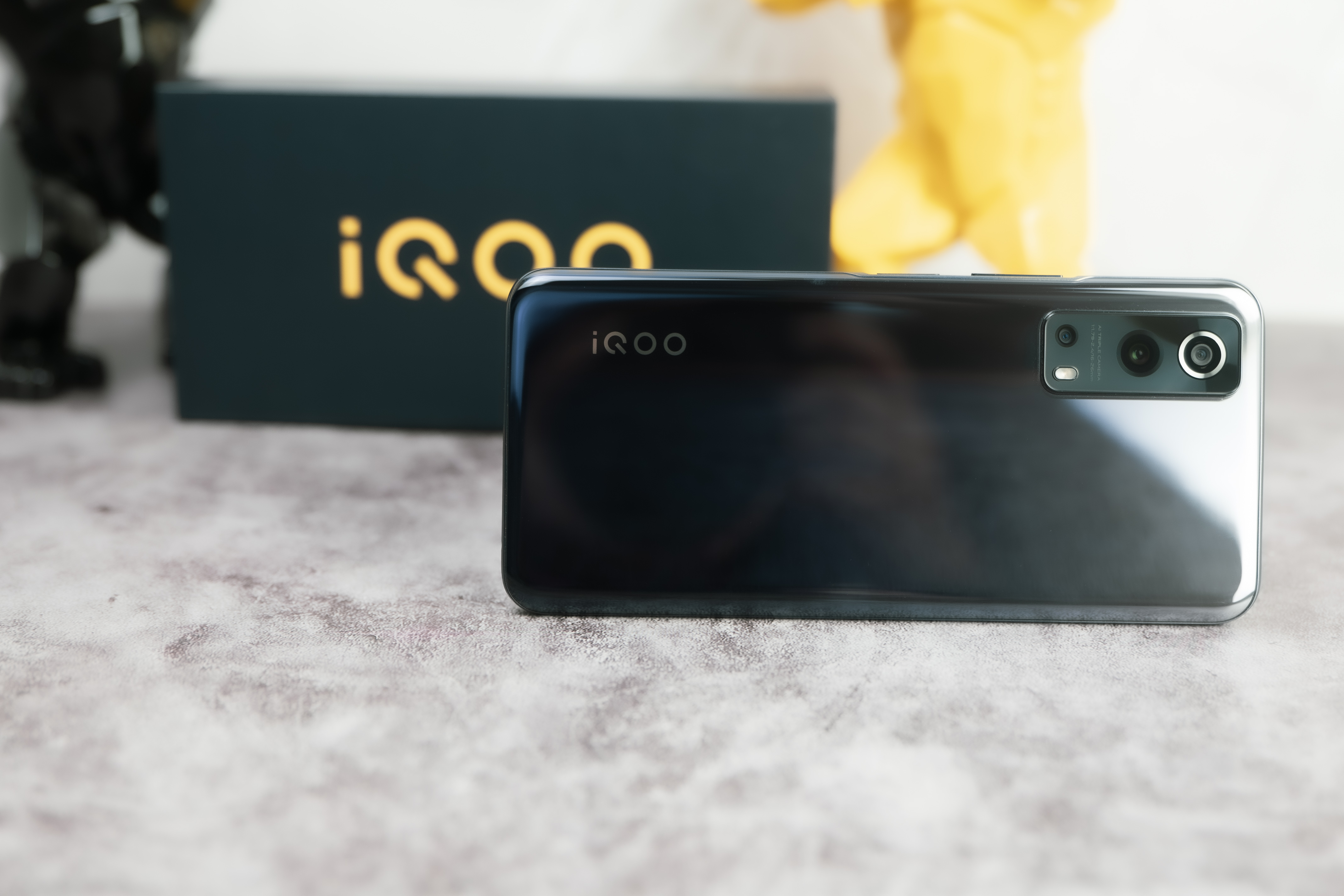 iQOO Z3体验：55W闪充加持，千元机性价比“守门员”丨钛极客