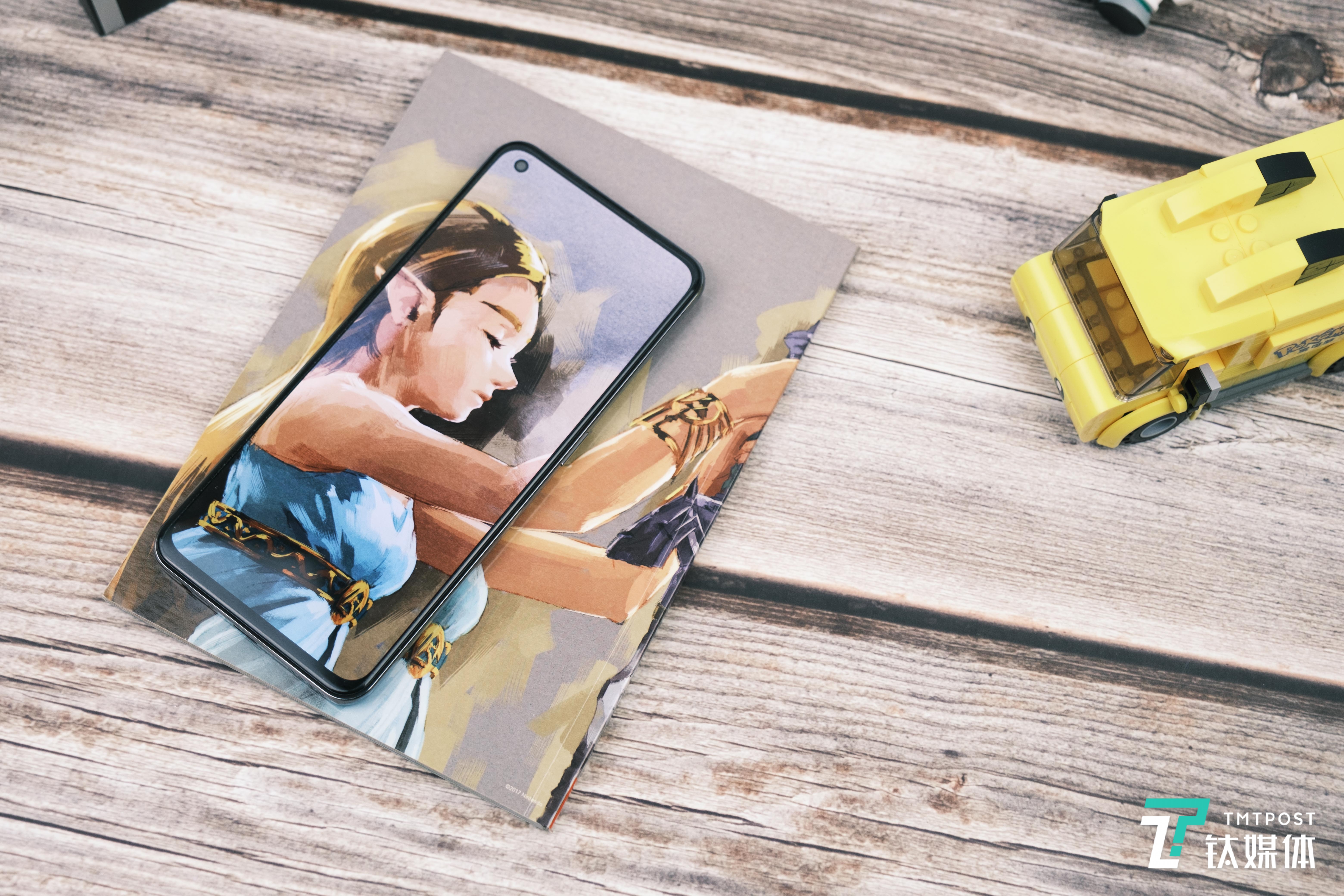 AMOLED前置挖孔屏