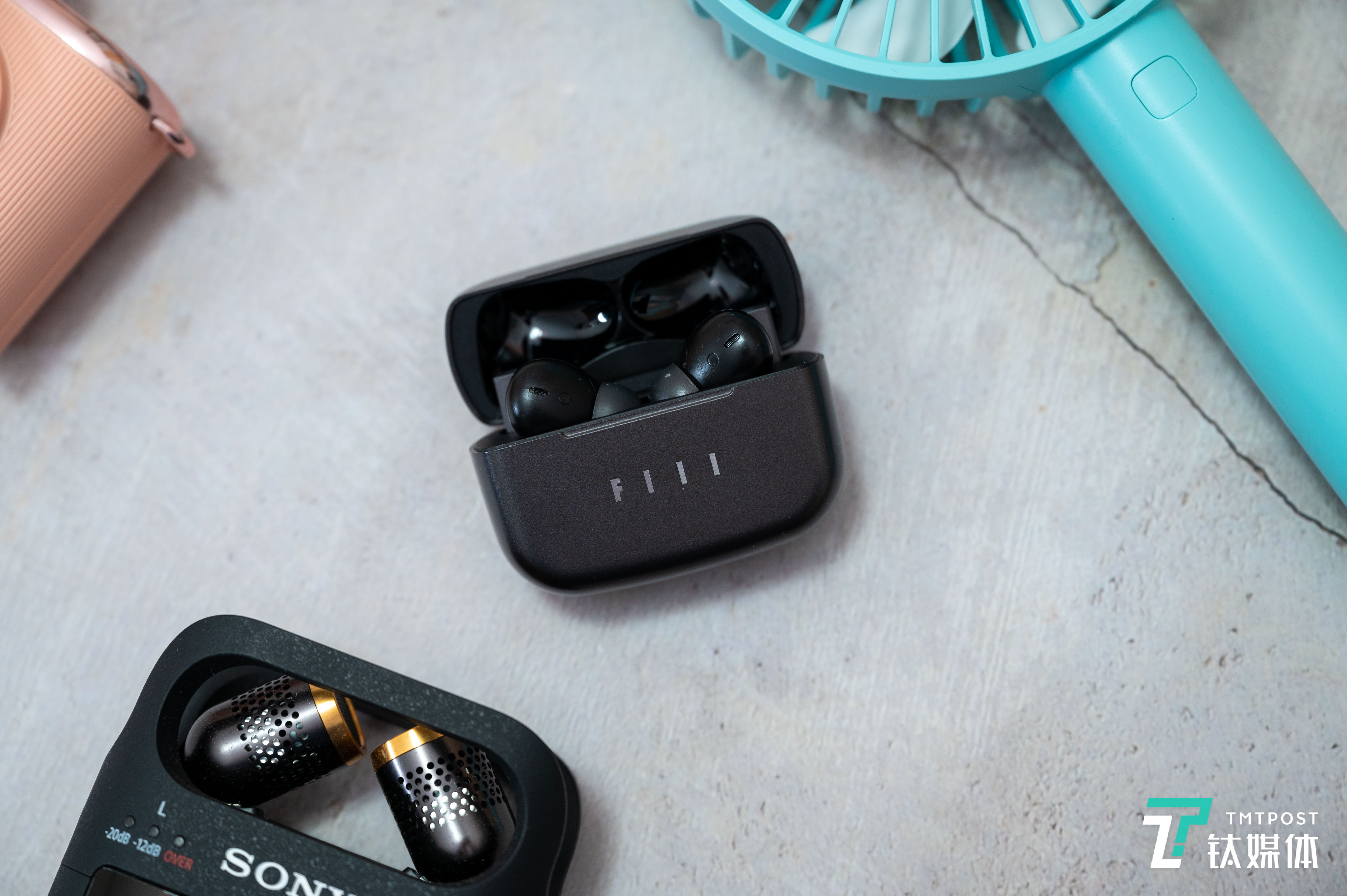 耳机盒比较小巧没有棱角