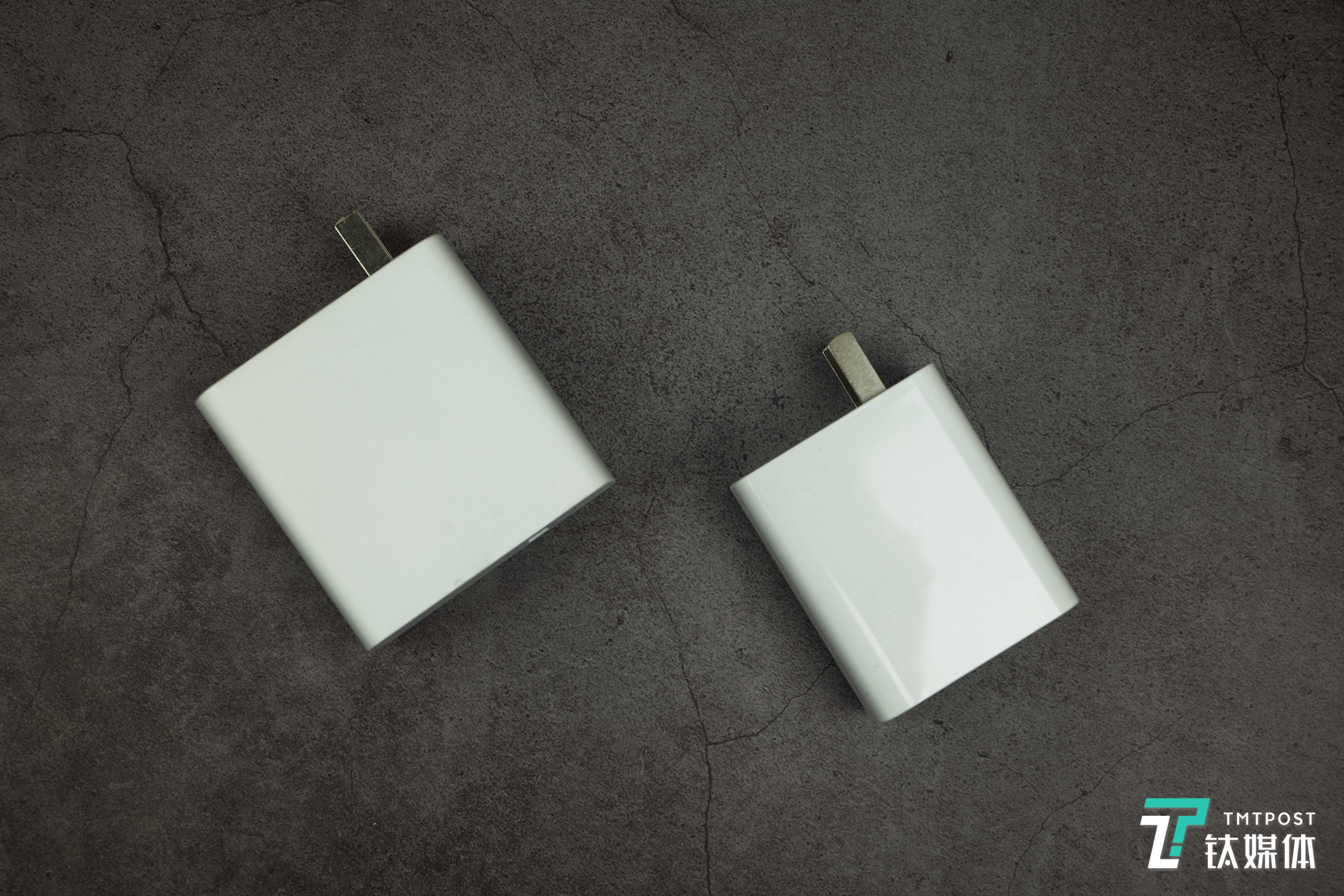 左为120W充电器；右为66W充电器