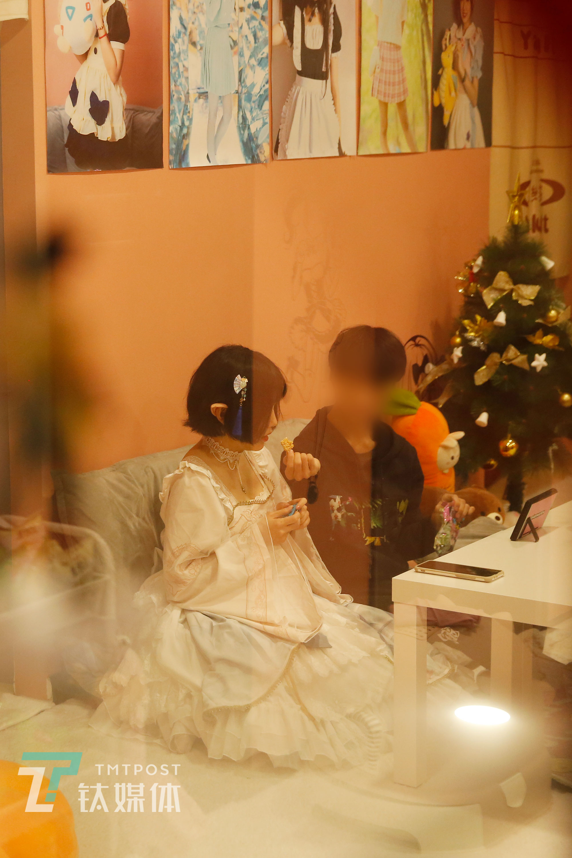 小杰在玩游戏过程中主动喂萨尔薯片。