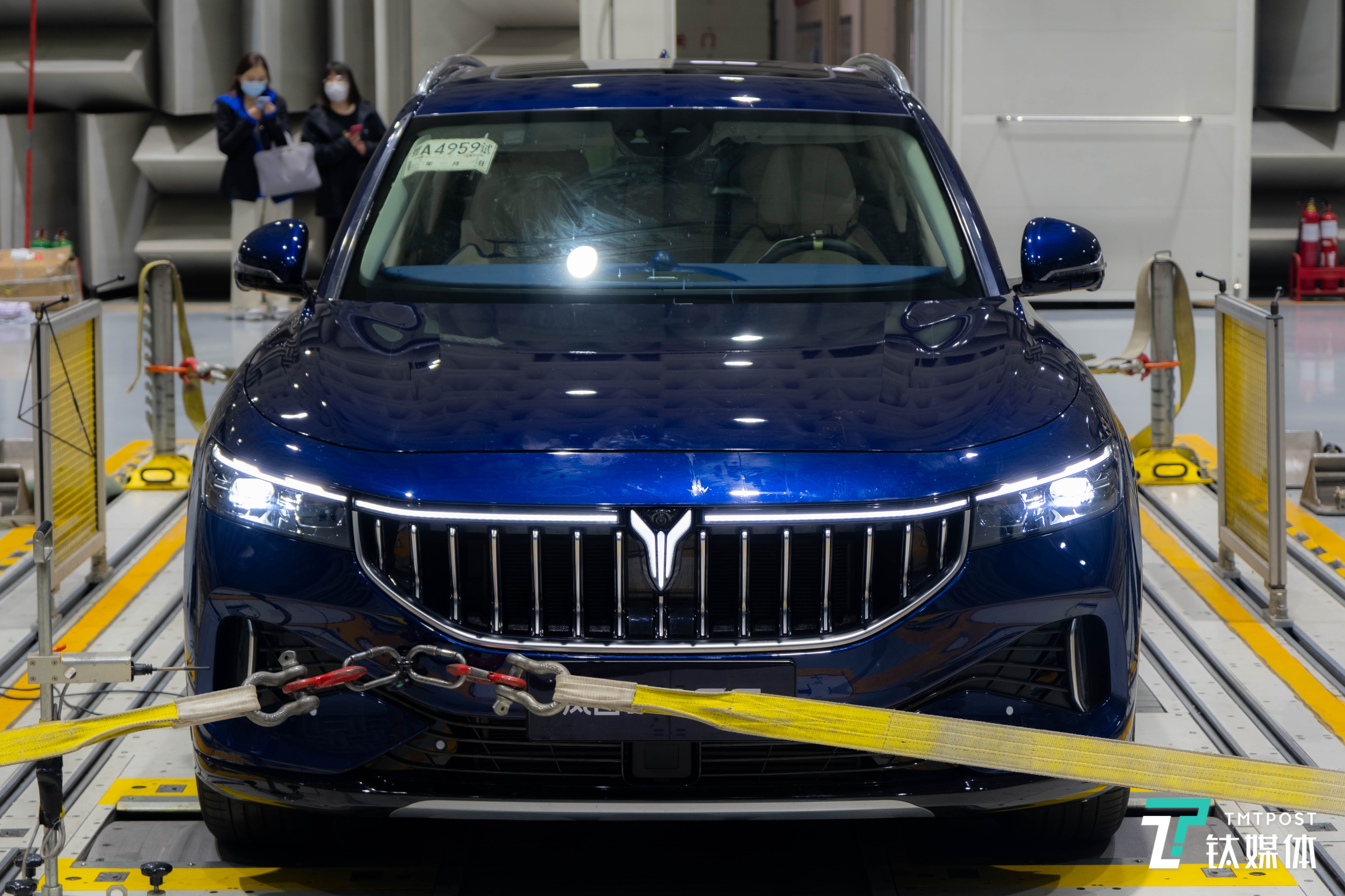 前脸可亮起的Logo是一大特色