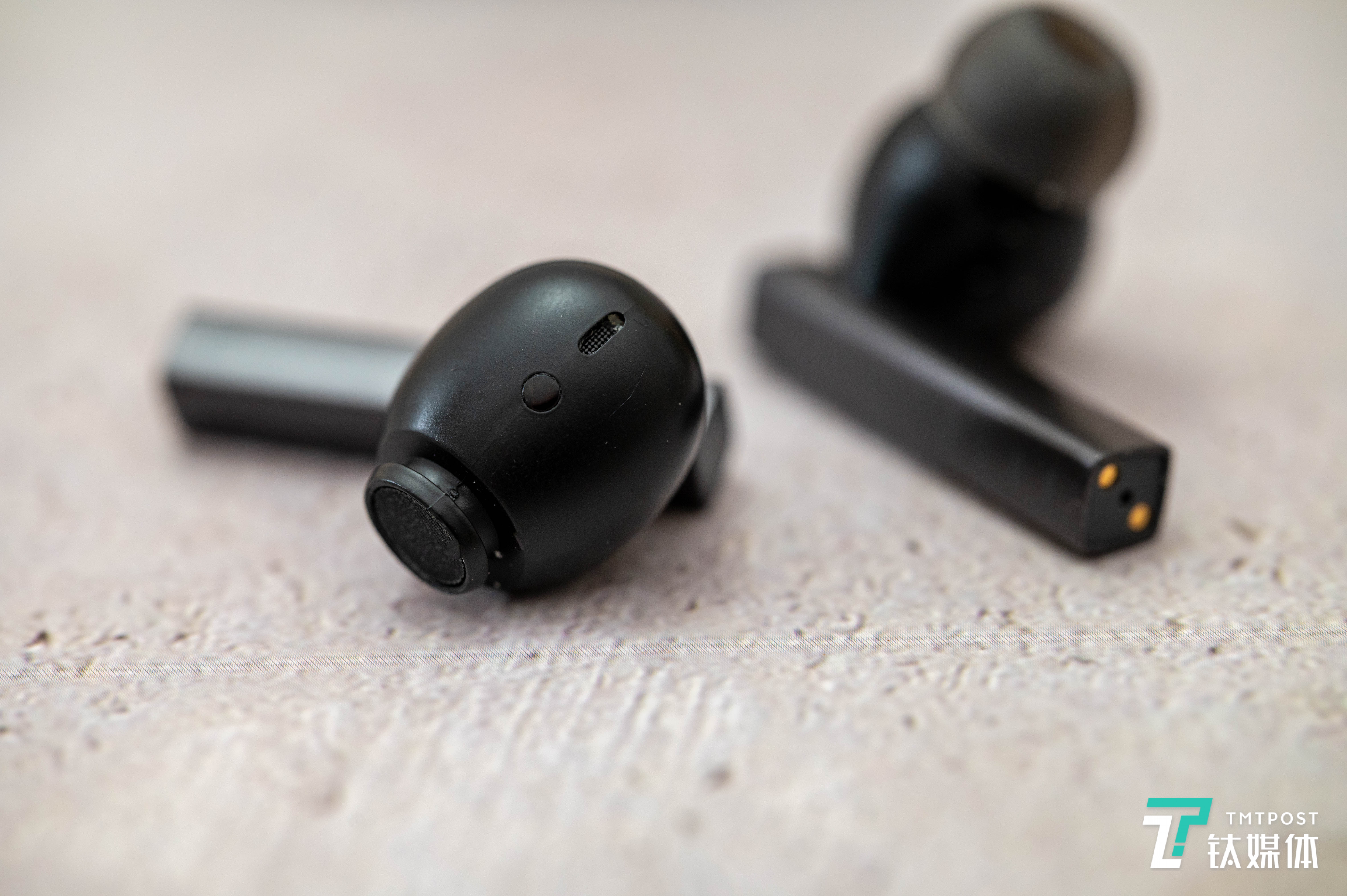 腔体上有麦克风与佩戴检测传感器