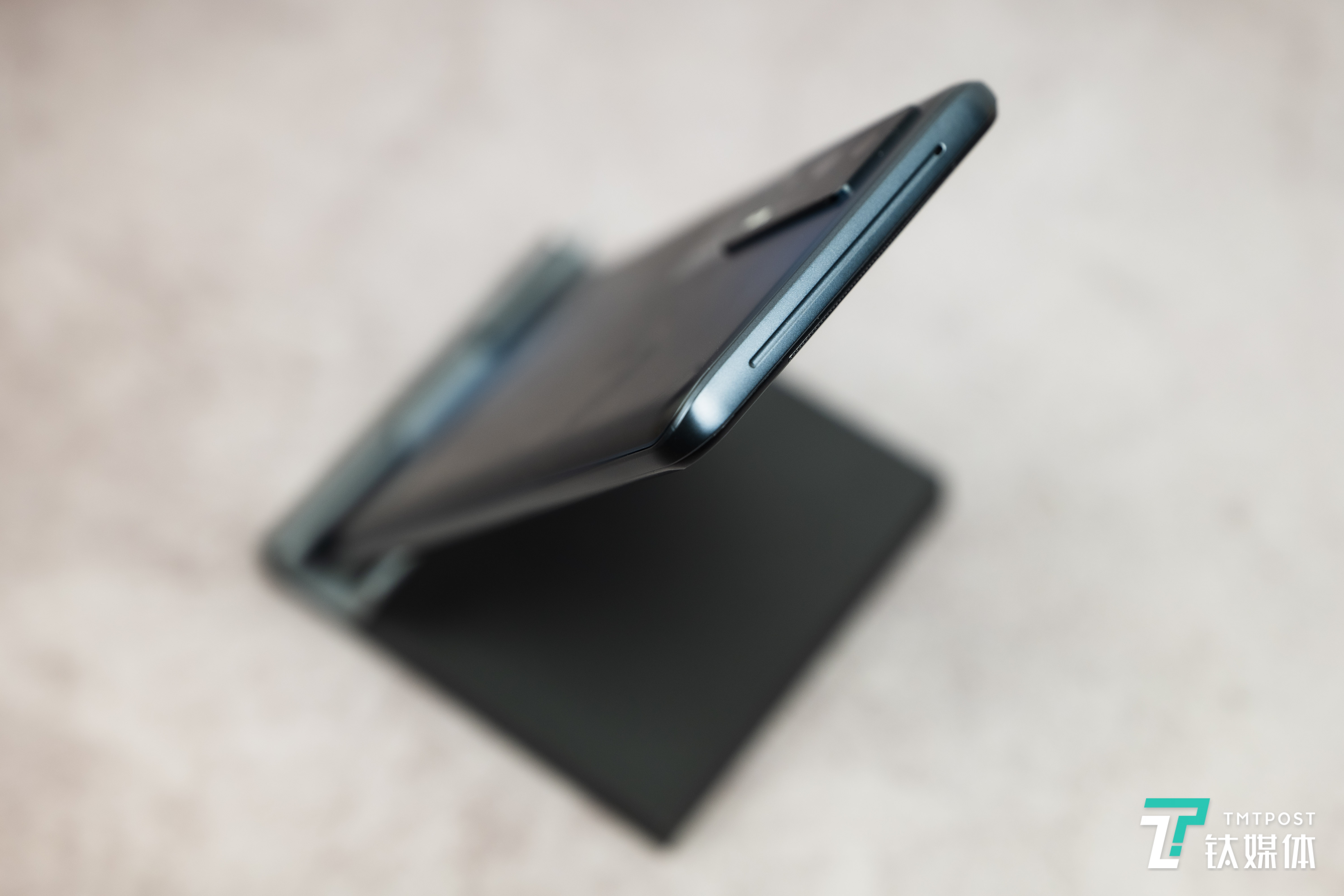 iQOO Neo5顶部凹槽