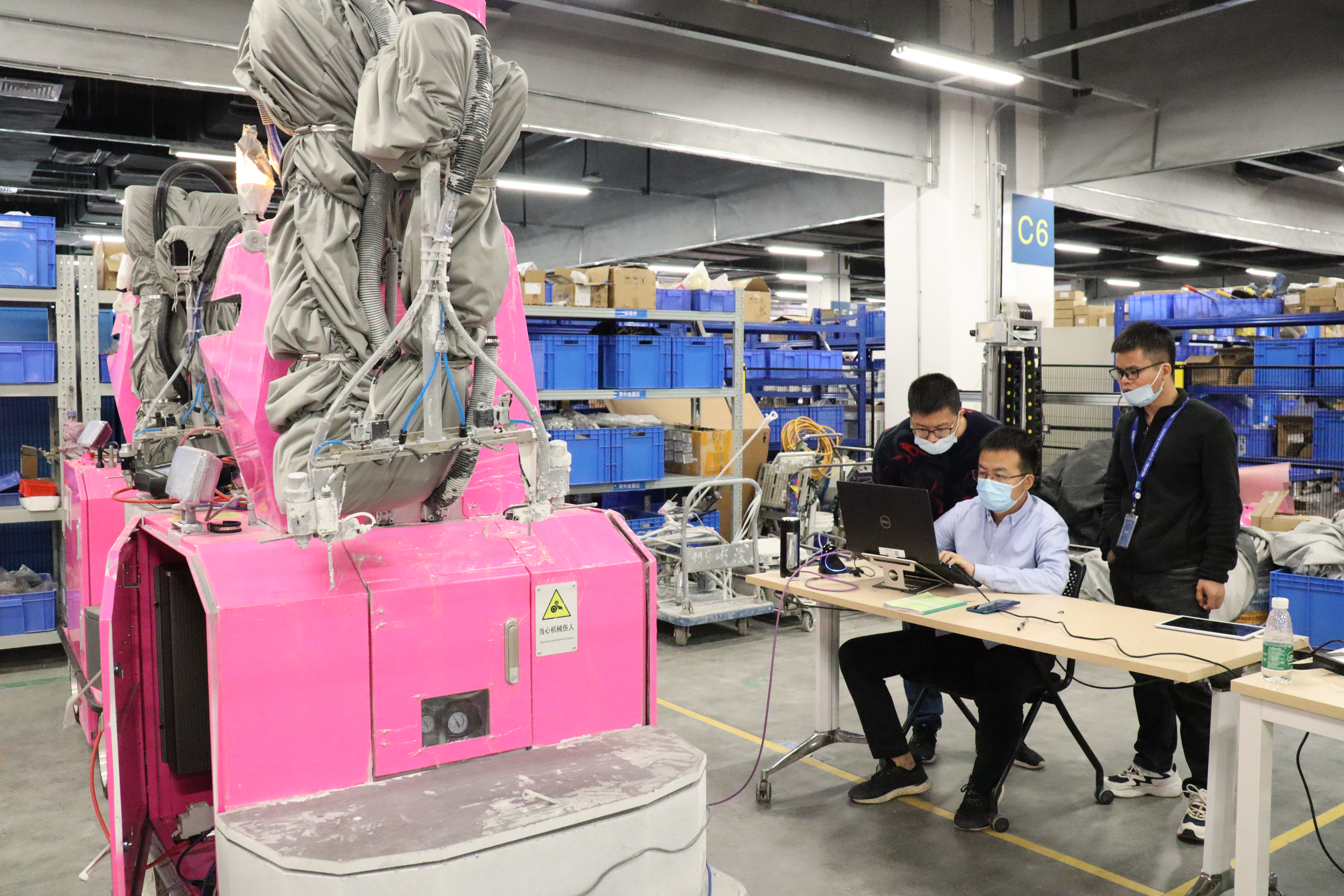 工作人员正在调试机器人