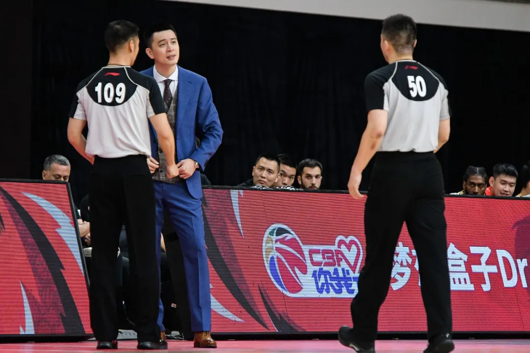 2020年10月，20/21CBA常规赛，杨鸣（蓝色衣服）