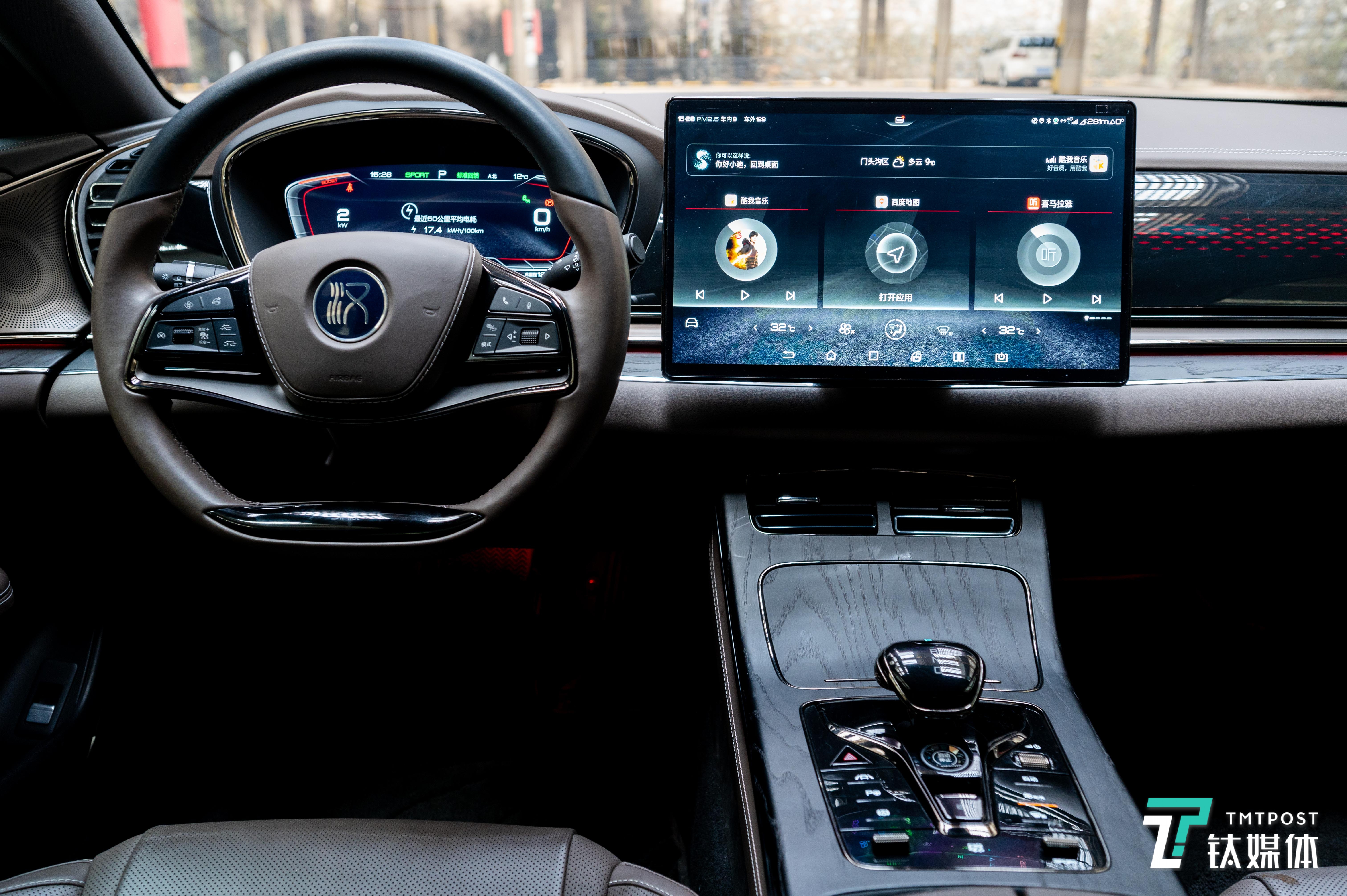 车内15.6英寸可旋转中控屏，为扩展应用提供了最大潜力