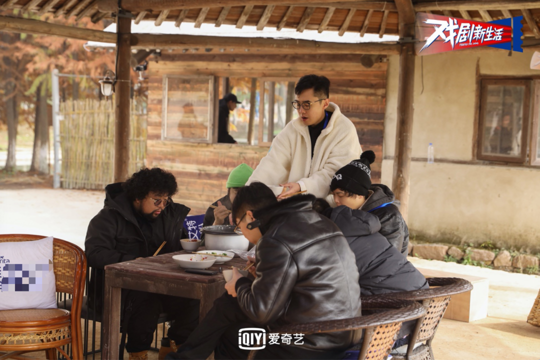 （节目邀请的几位戏剧人，最左为曾参与《欢乐喜剧人》的修睿）