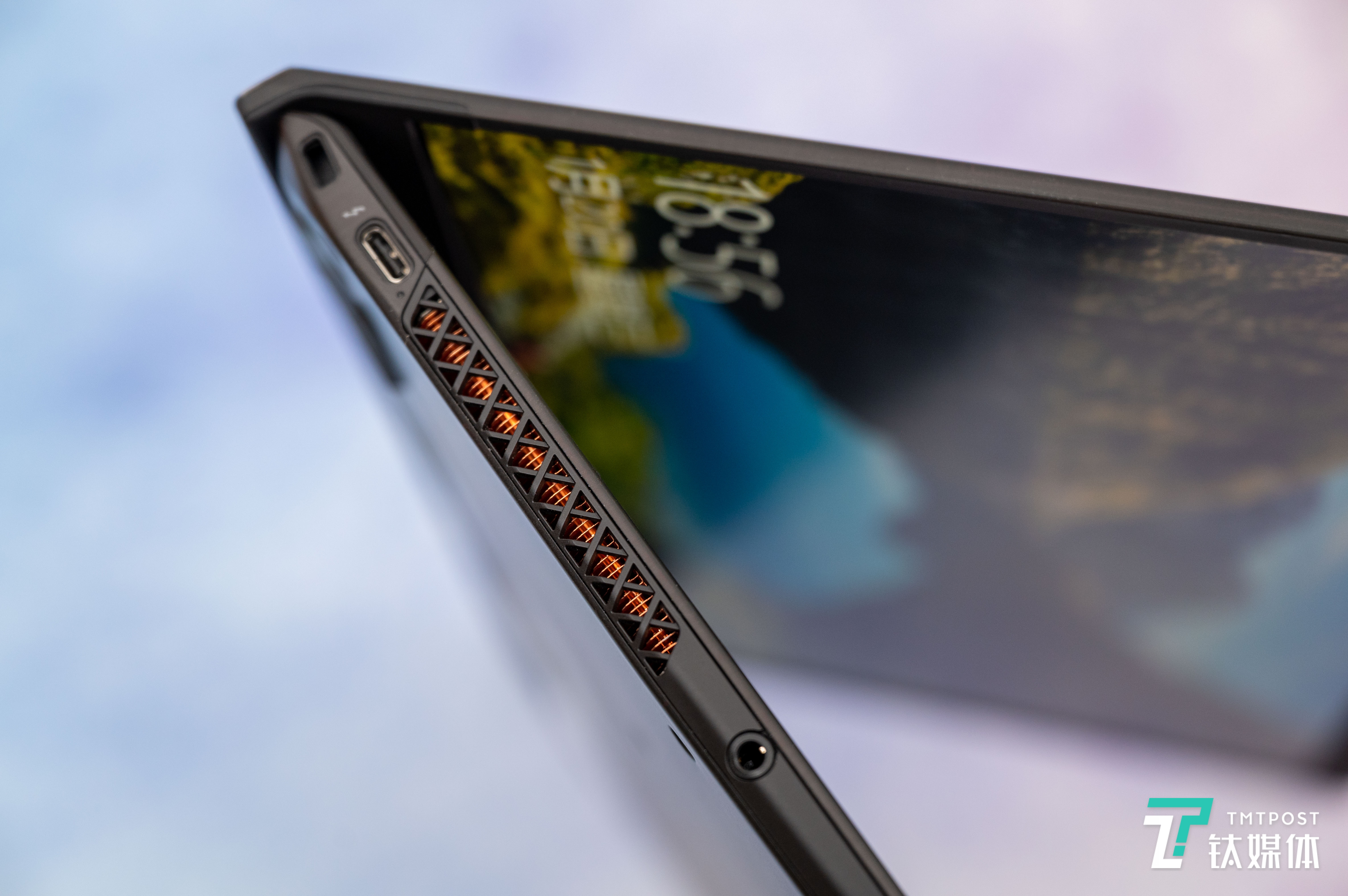 大面积的散热窗与密集的金属散热管