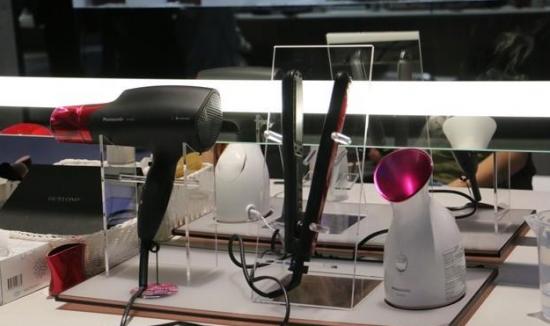 美的、九阳、莱克、SKG挤占的个护家电市场，走向高端还是走向高价？