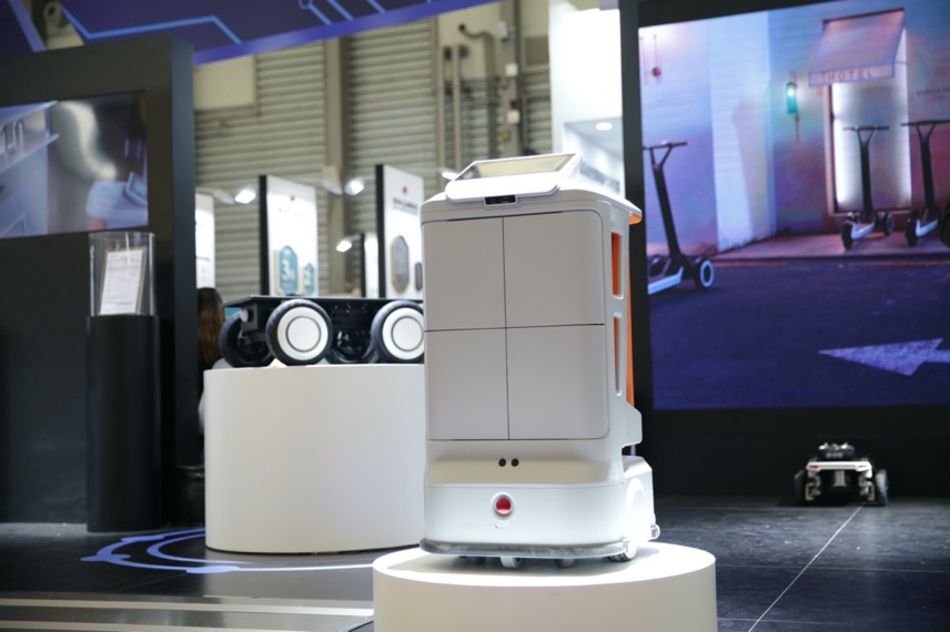 机器人渐成酒店标配，九号如何用“方糖”抢占市场新高地？