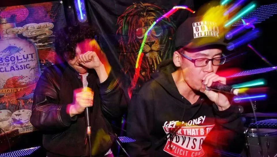 写字楼里的嘻哈歌手