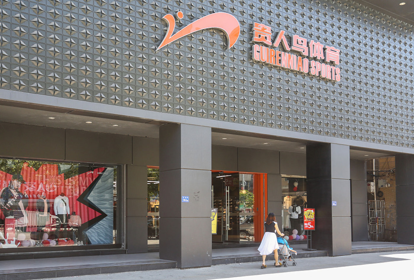 “炒鞋”热背后，国产运动品牌的式微与跃进