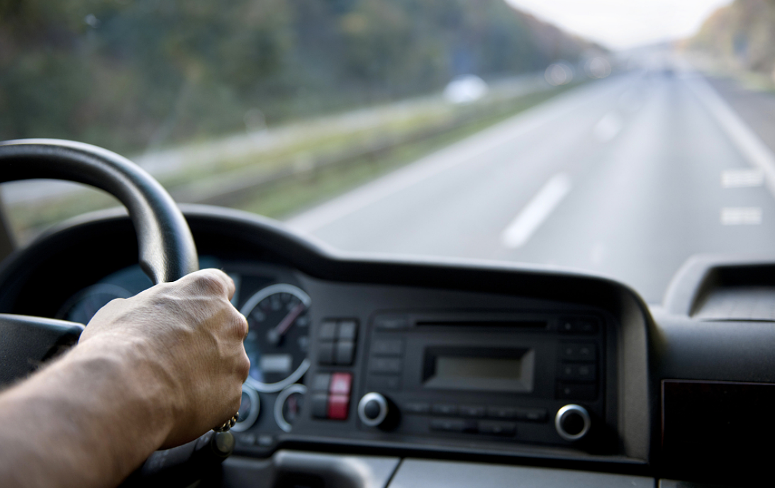 在直播间，围观卡车司机的人生