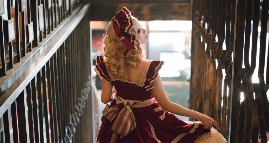 百亿市场不再圈地自萌，十二光年的少女生意该选谁？