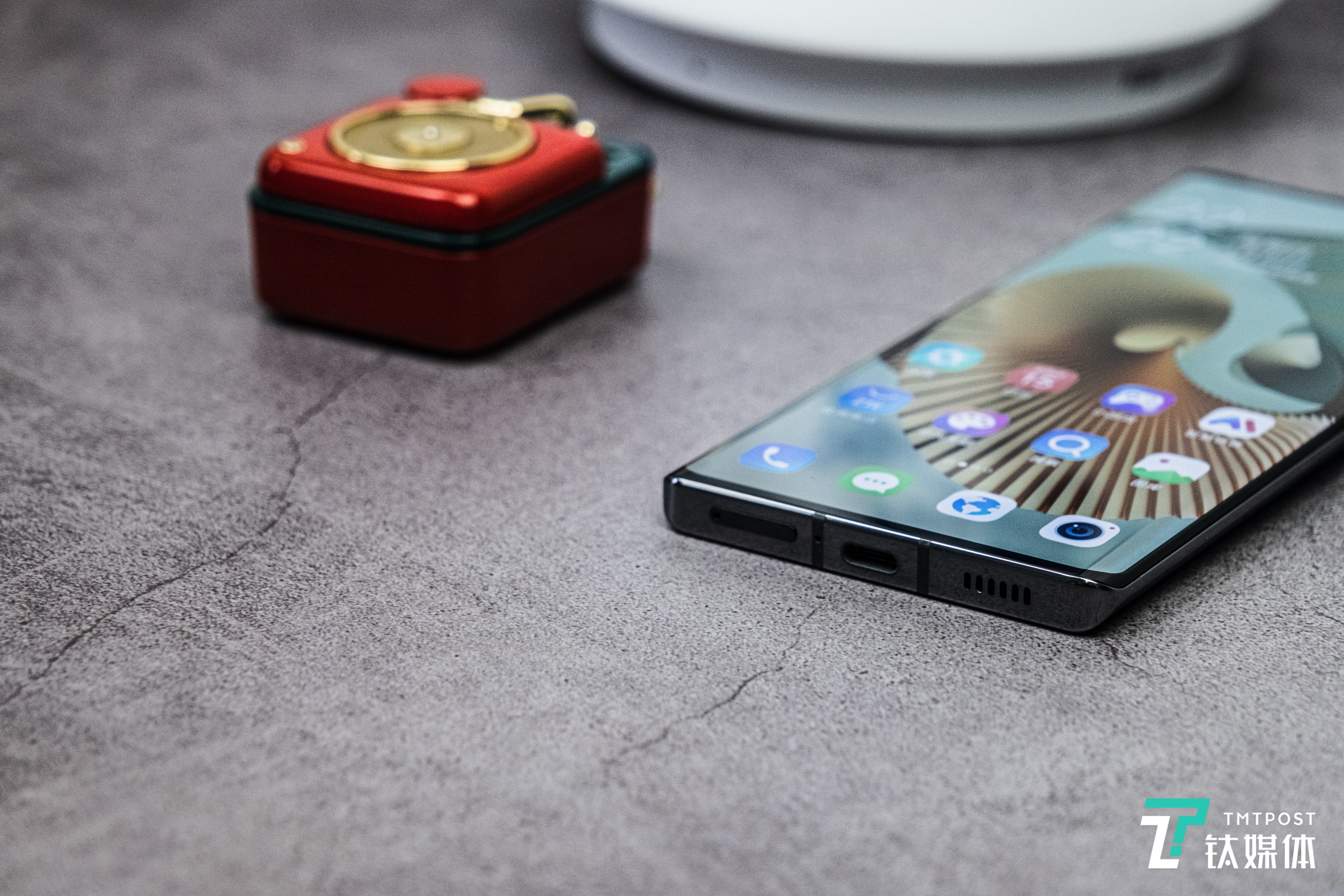 底部USB-C充电口