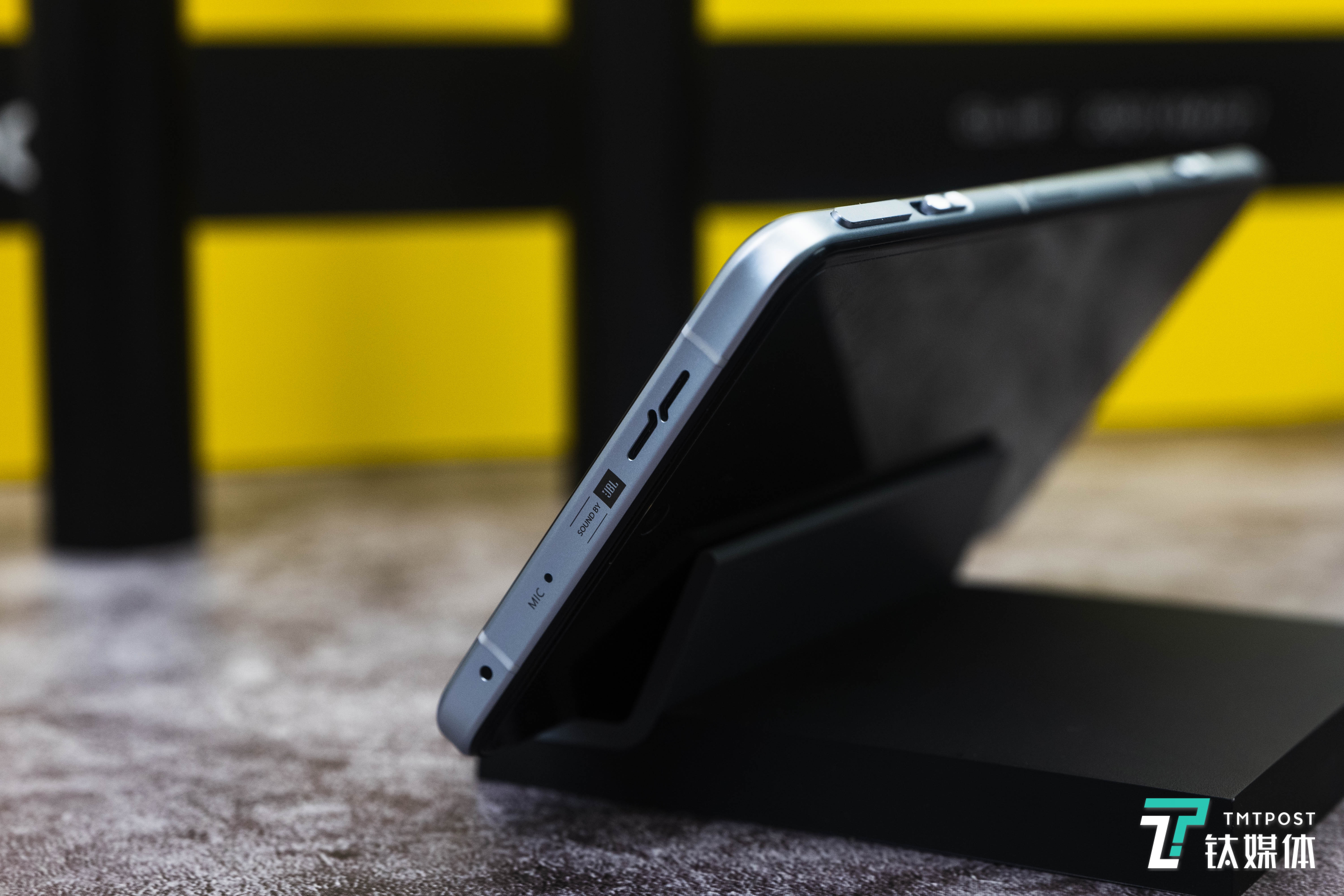 JBL认证的立体双扬声器