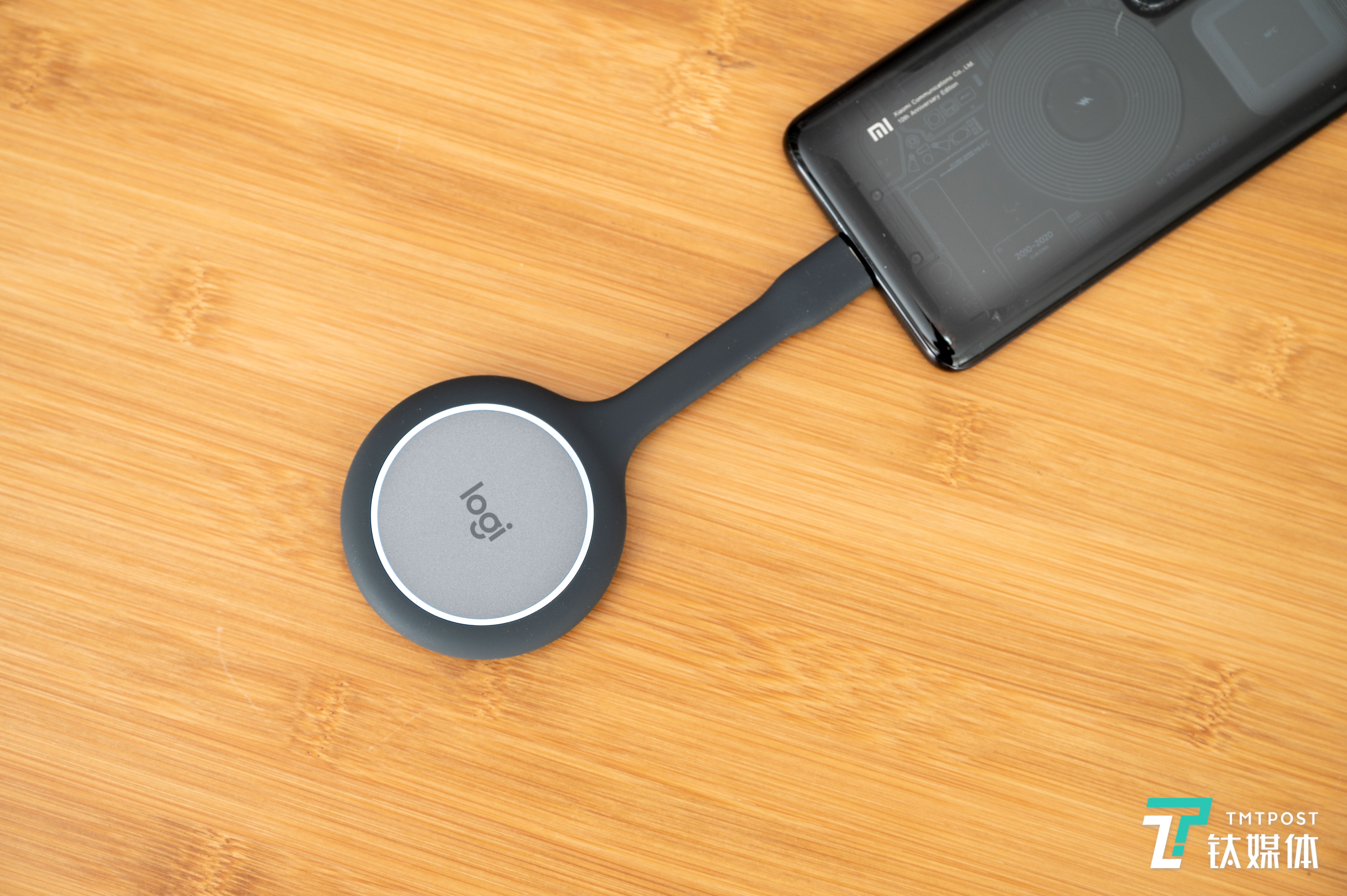 表面有一颗指示灯