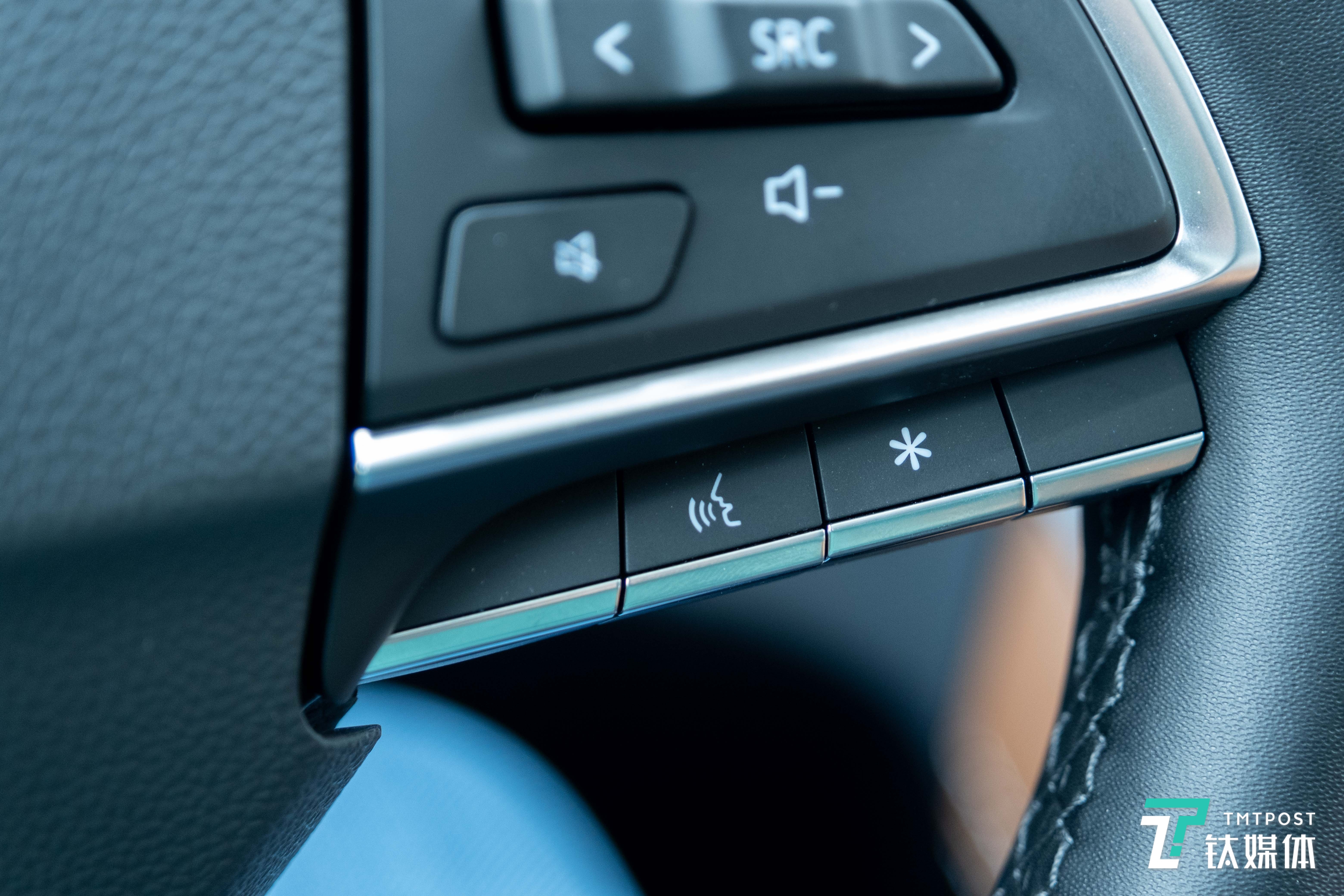 左侧为语音唤醒按键，右侧为微信回复按键