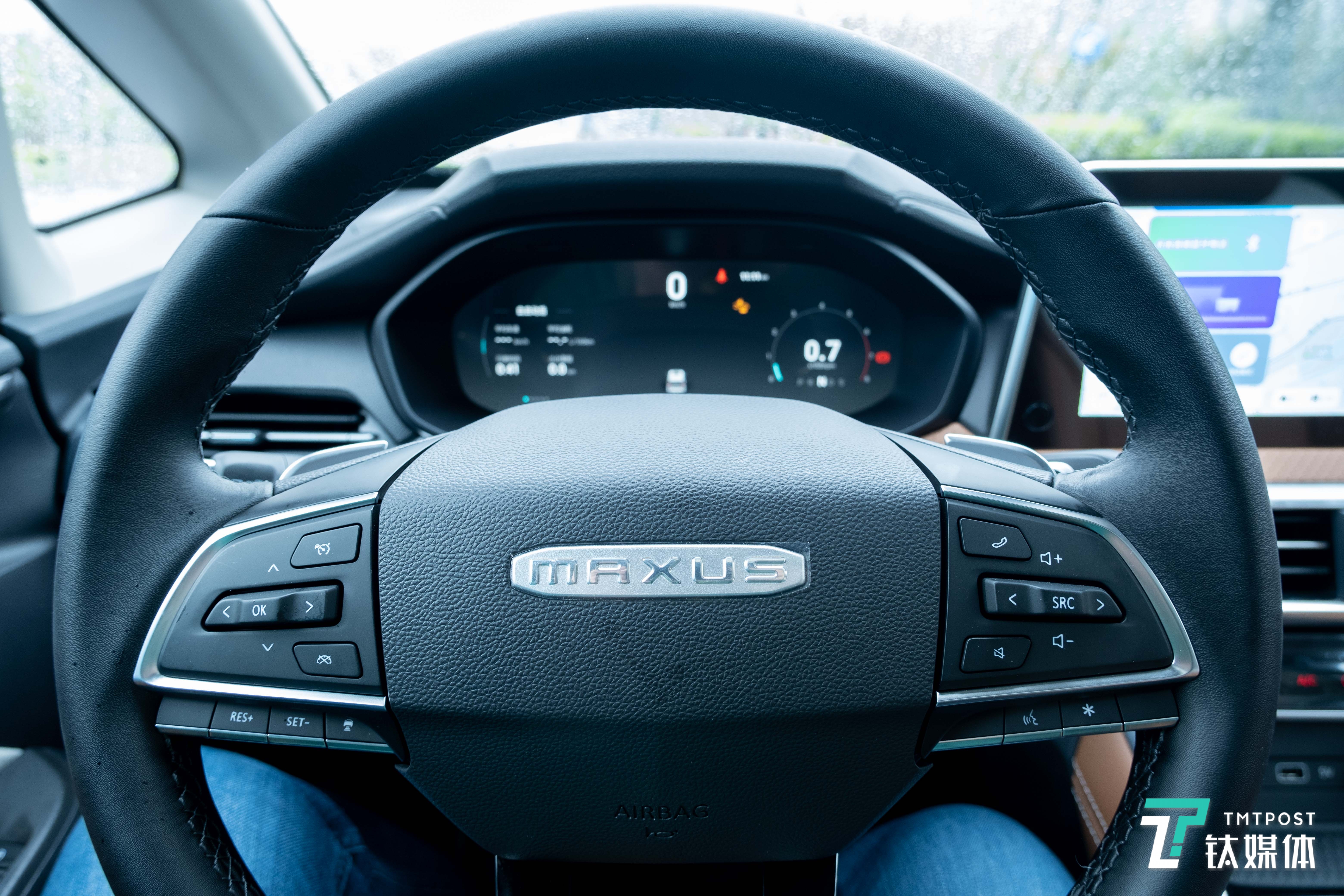 方向盘左侧加入了智能驾驶辅助控制按键