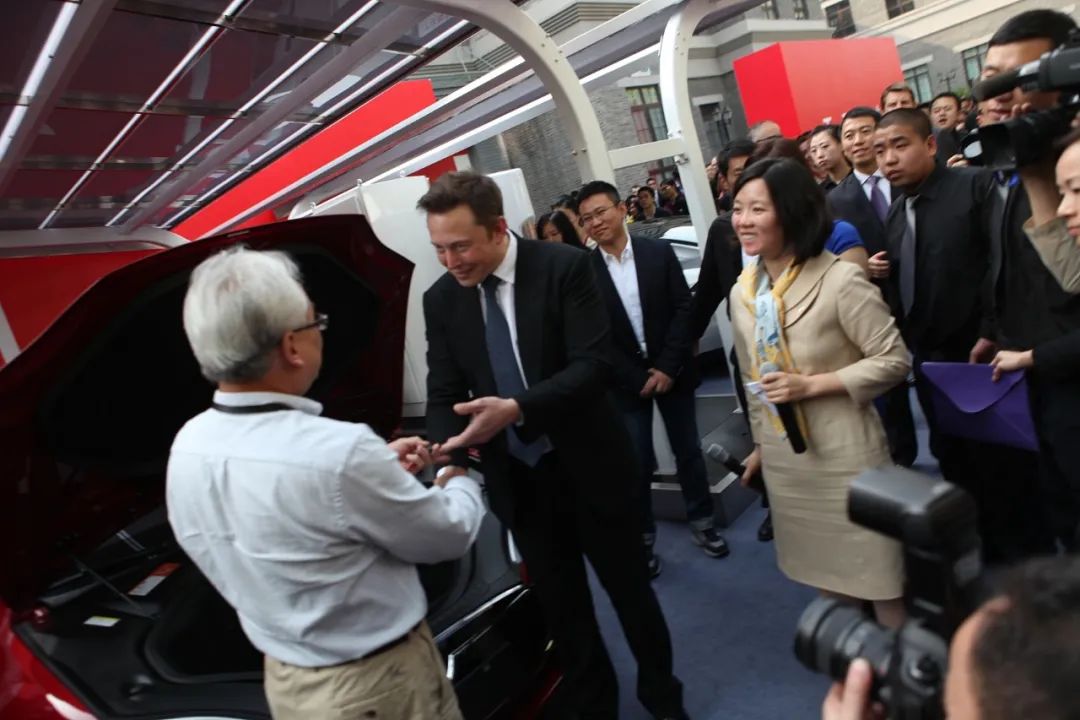 2014年4月，北京，特斯拉中国首车交付仪式举行现场