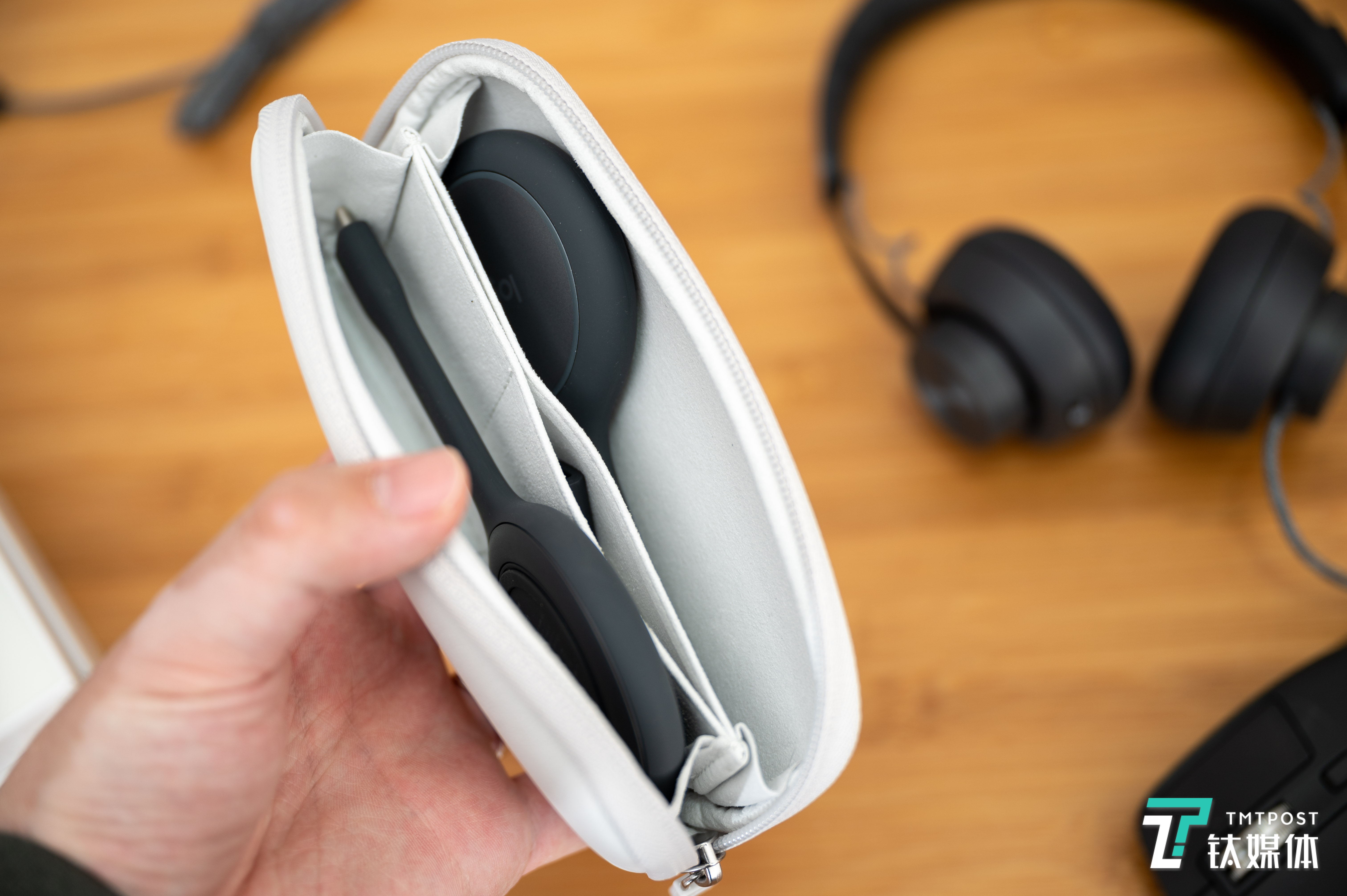 收纳袋内部还进行了分层