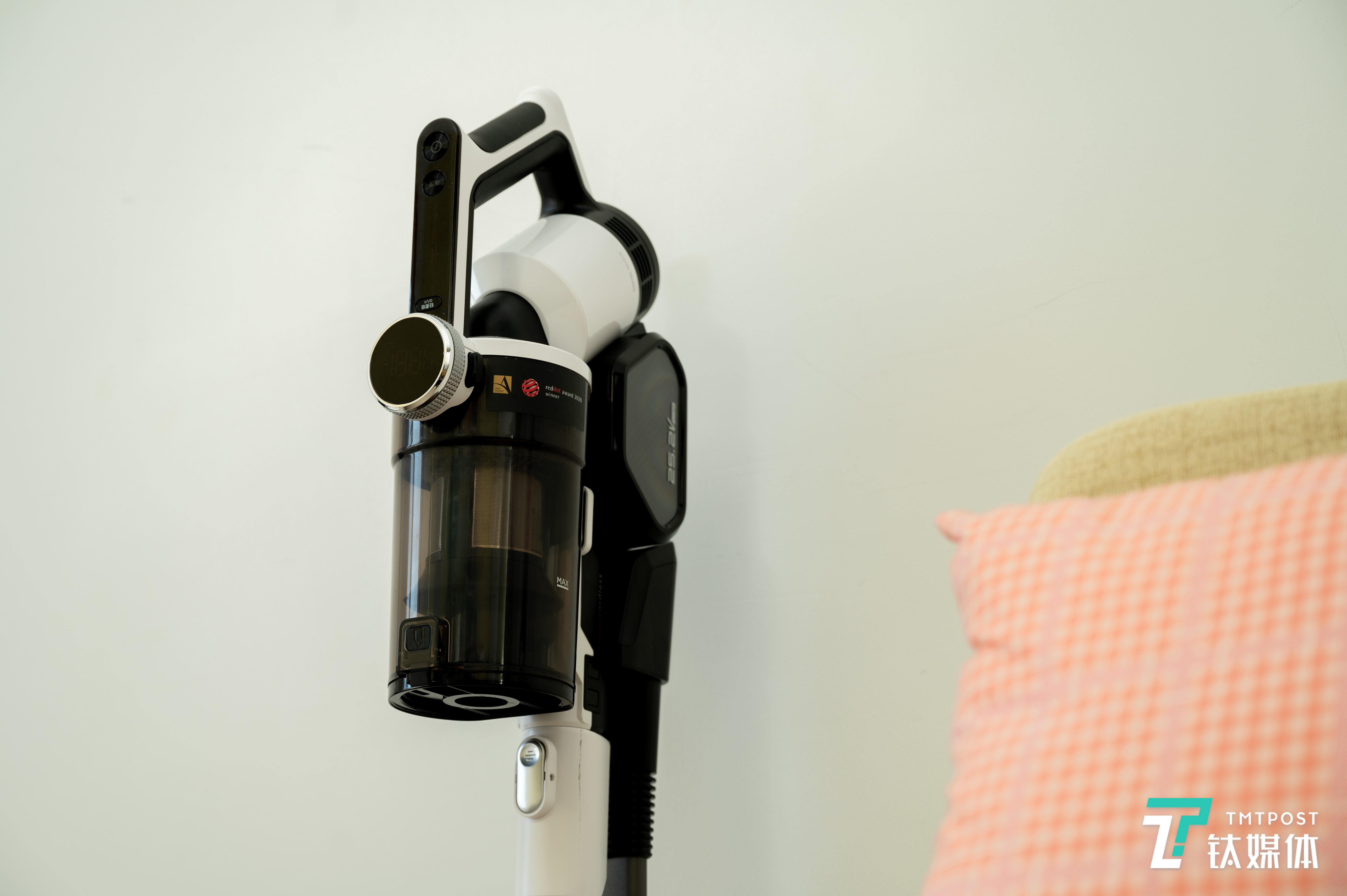 大容积集尘杯配合4000mAh电池提供更低的充电/倾倒垃圾频率