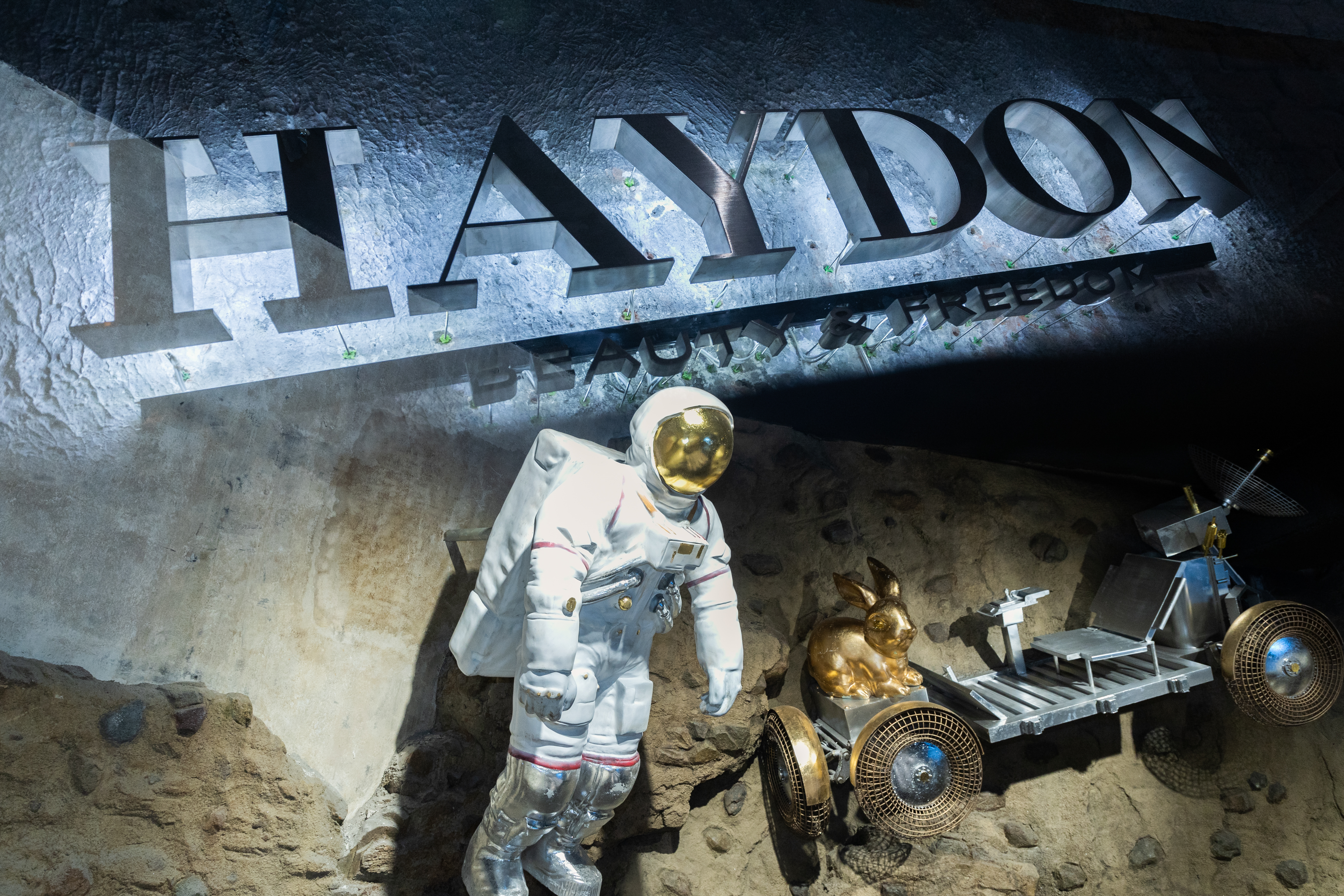 浩浩荡荡的深圳文和友排号队伍