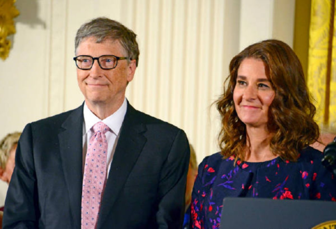 盖茨遭微软调查与女员工关系，妻子梅琳达已获近200亿元，但9000亿财产分割仍“成谜”