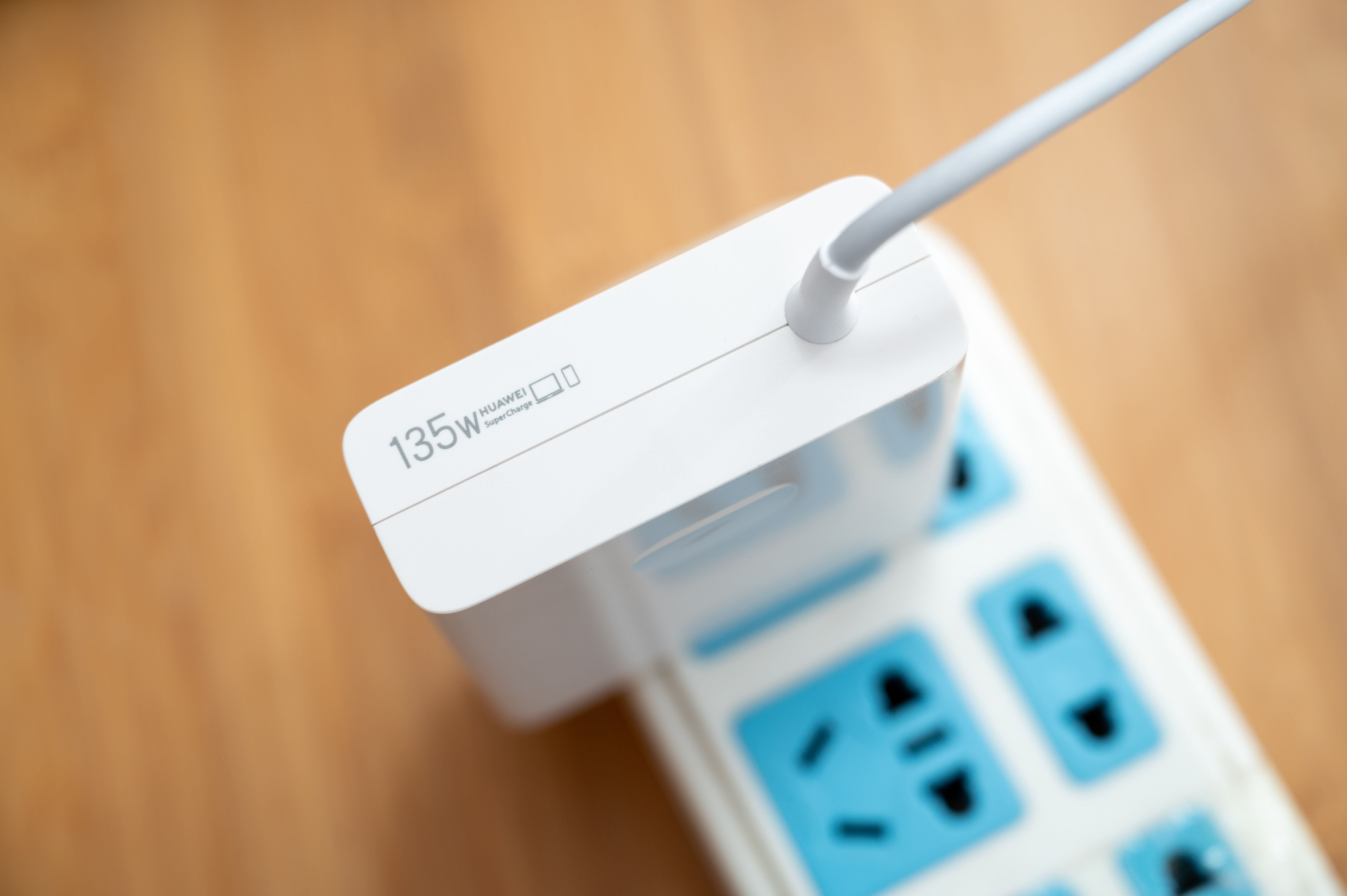 电子产品不配充电器，真的是好事儿吗？