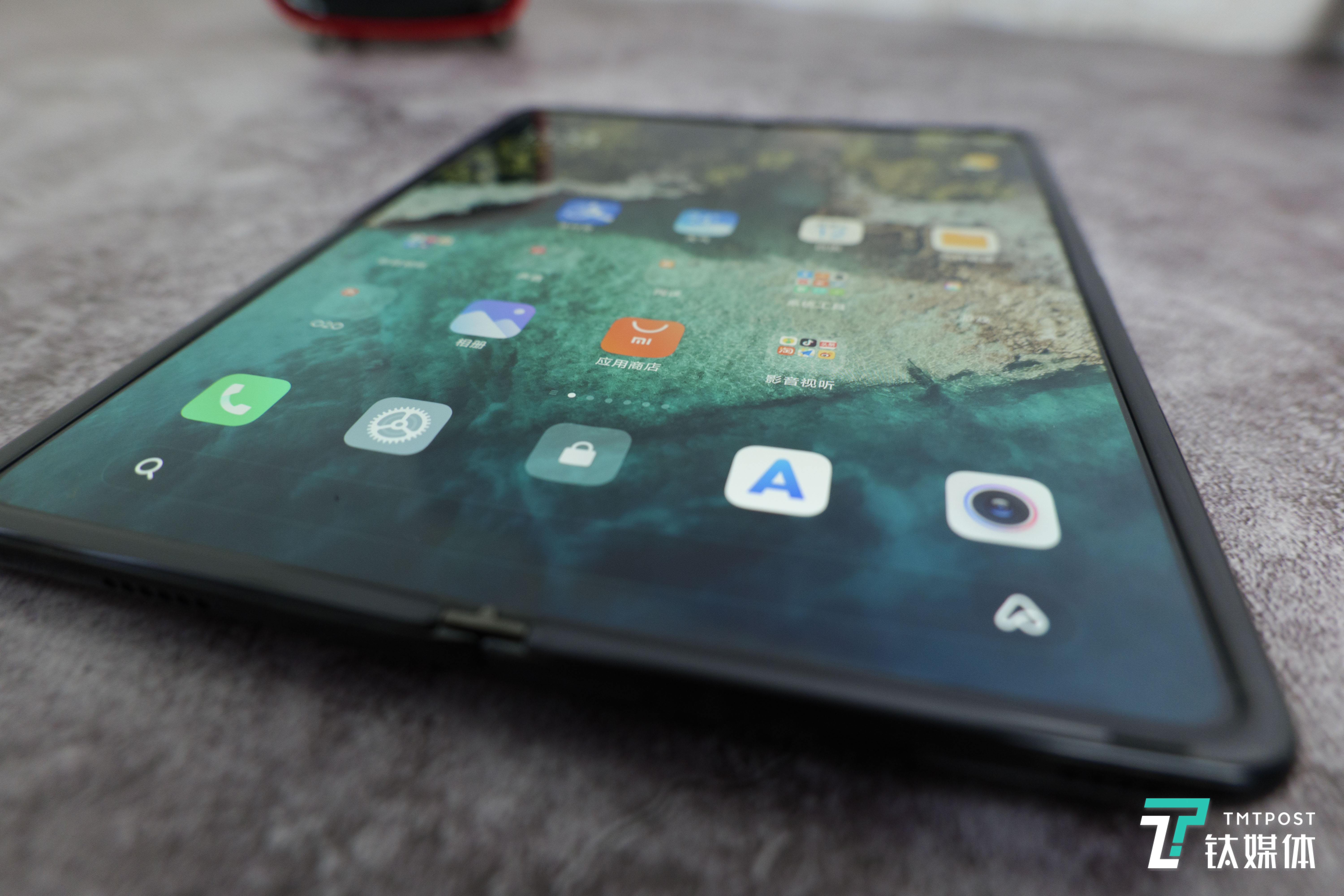 如果不注意看，很难看到折痕