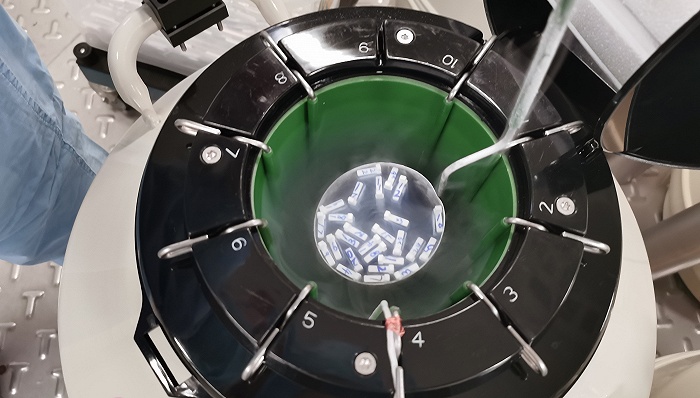 液氮罐的载体中是一枚枚冷冻胚胎，其中有些主人已失联多年 图片摄于四川省人民医院 图片来源@界面新闻