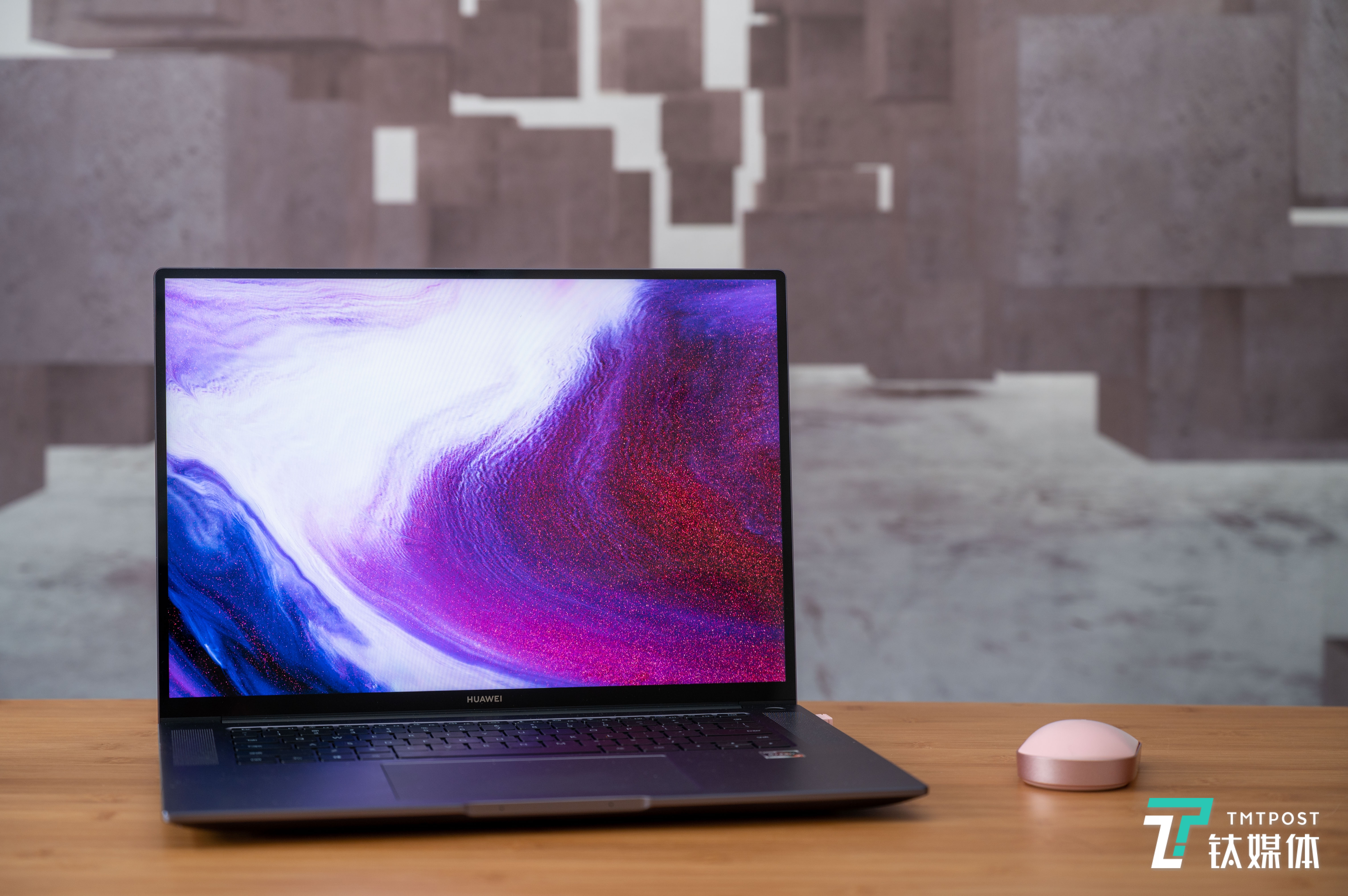 色彩与可视角度都很不错