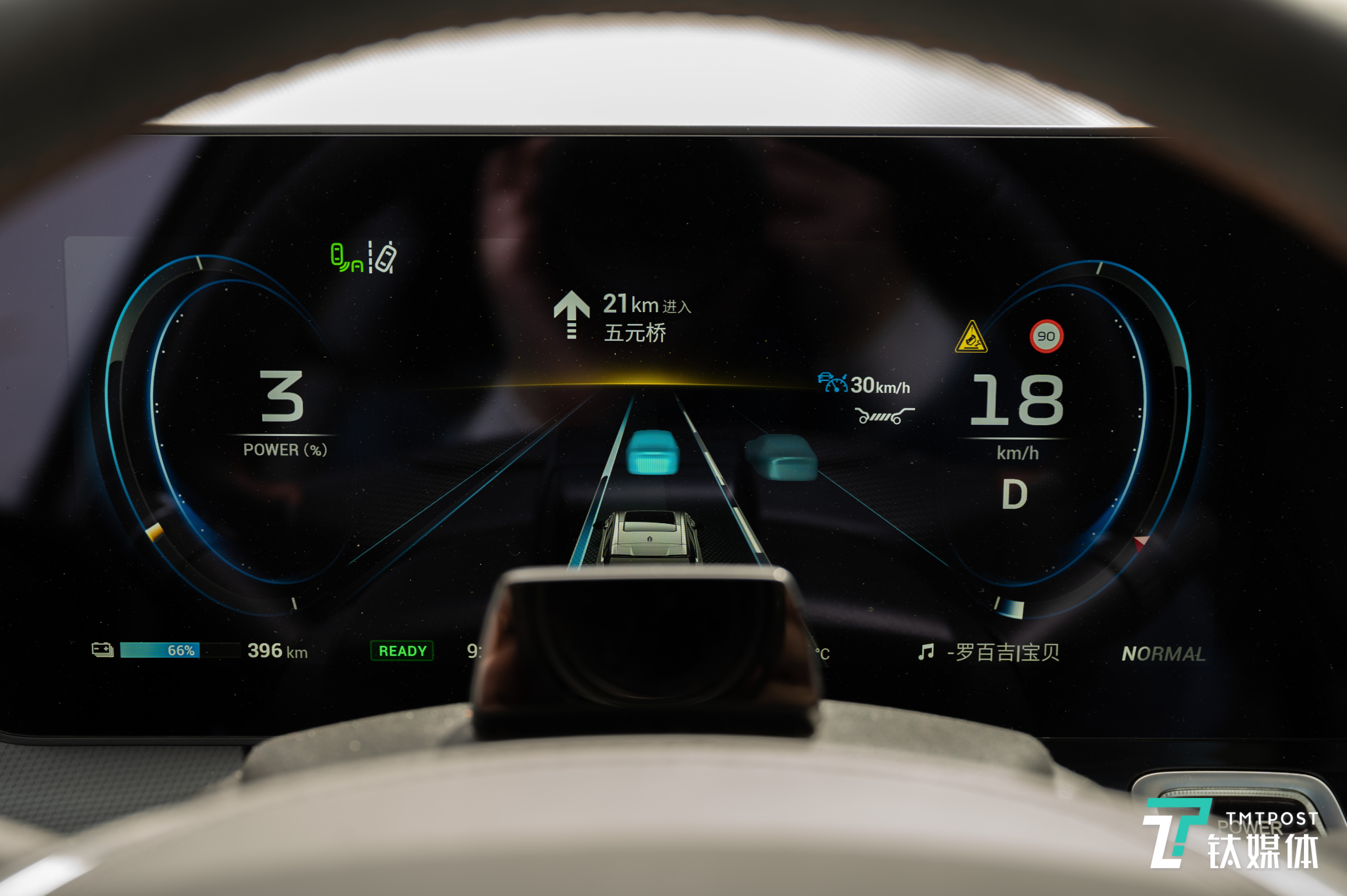 底部的驾驶员摄像头会挡住部分信息