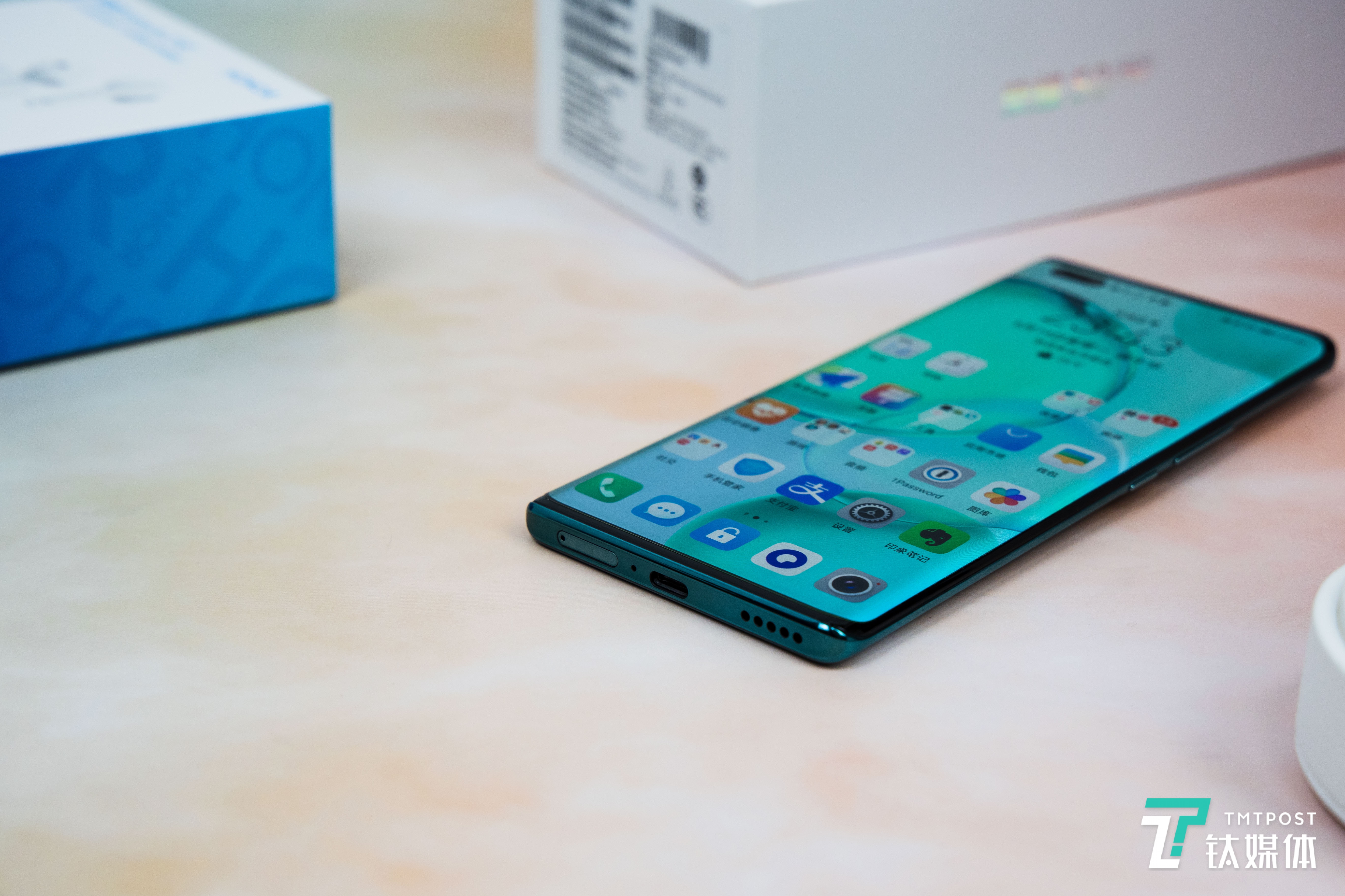 底部扬声器开孔